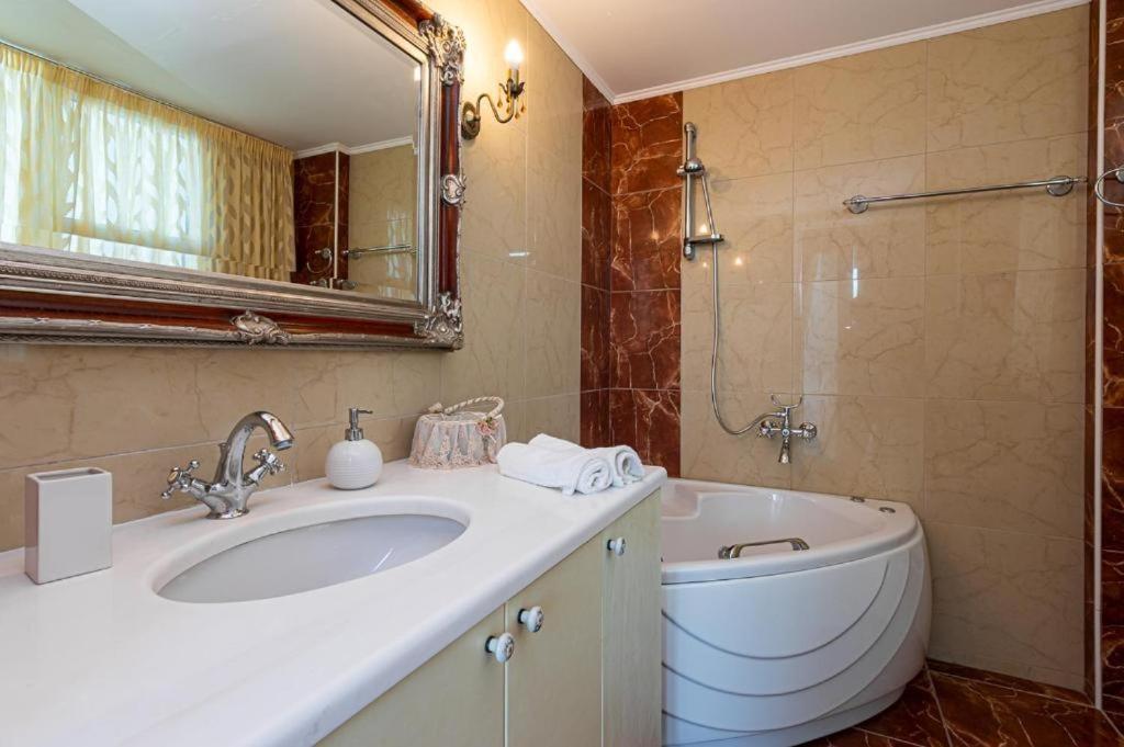 Queen Suite with Sea View photo 2