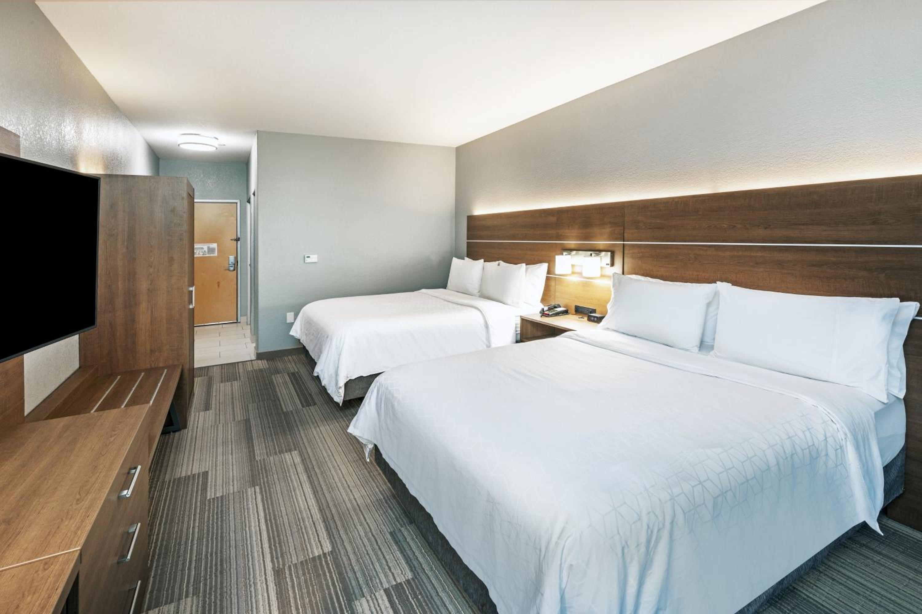 Standard Room with Two Queen Beds - Photo 6