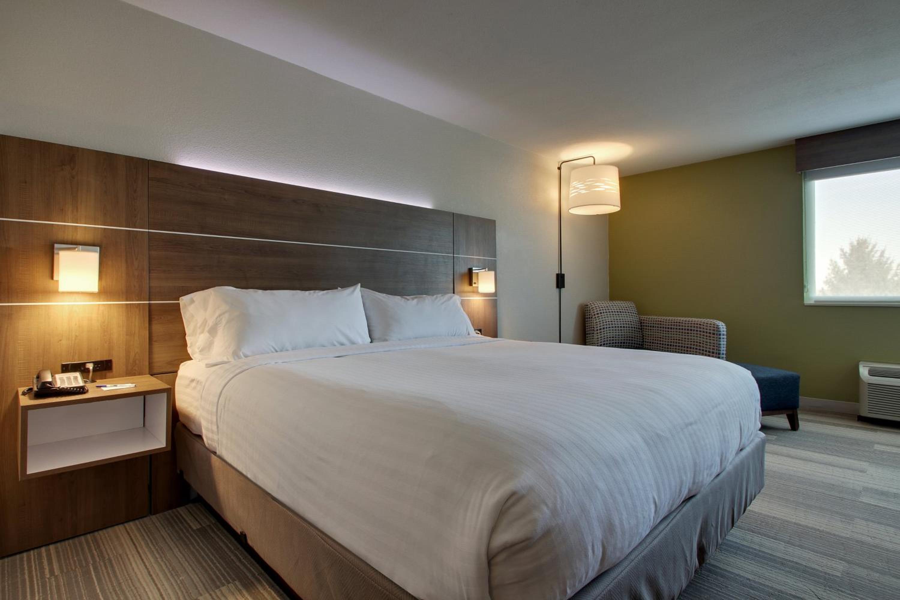 Standard King Room - Photo 4
