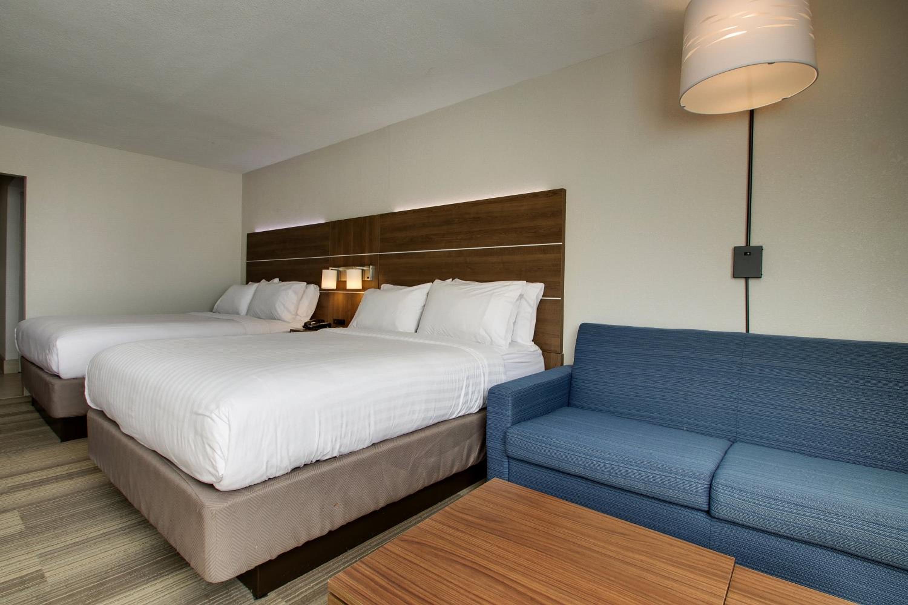 Queen Suite with Two Queen Beds and Sofa Bed - Photo 2