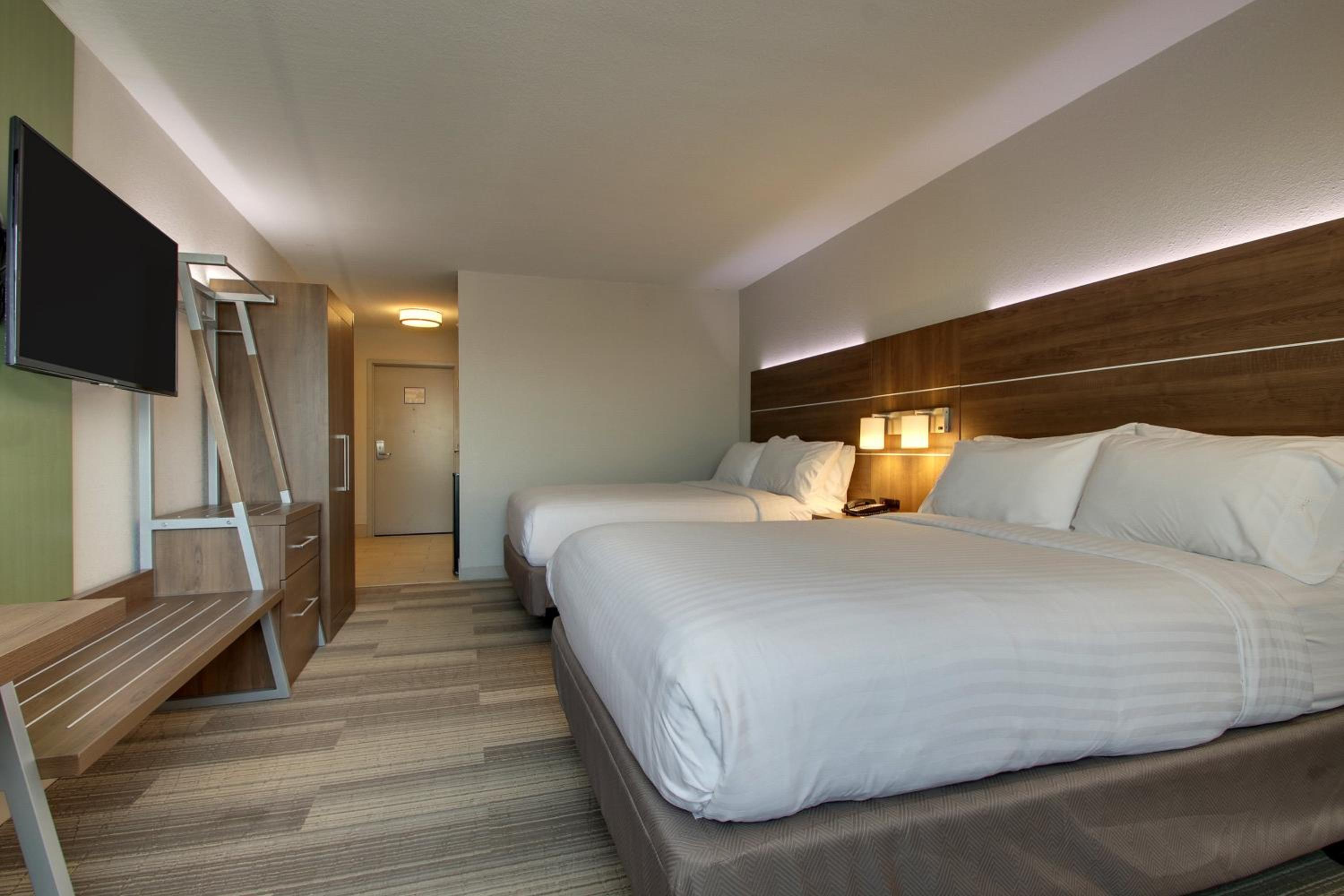 Standard Room with Two Queen Beds - Photo 8