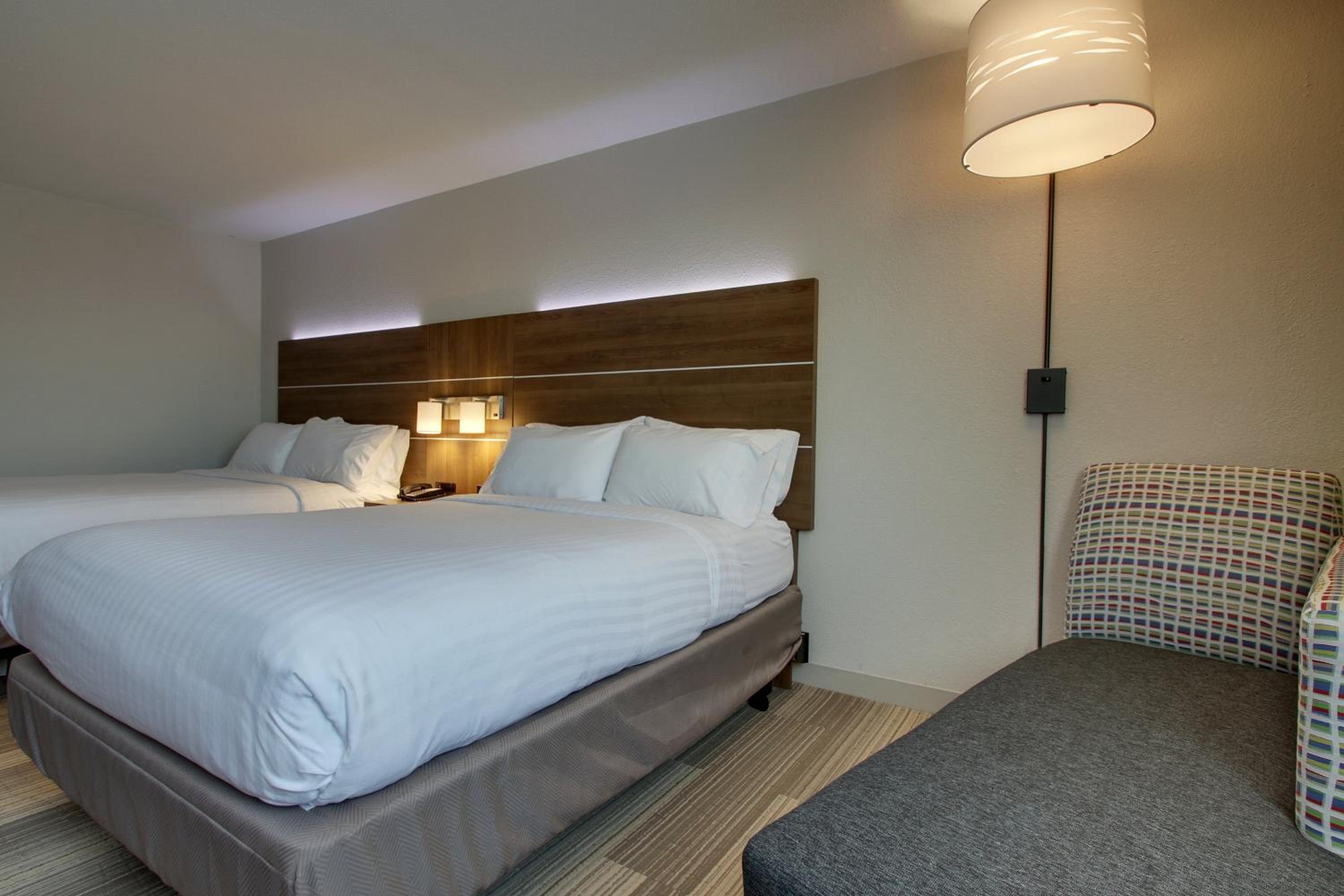 Standard Room with Two Queen Beds - Photo 9