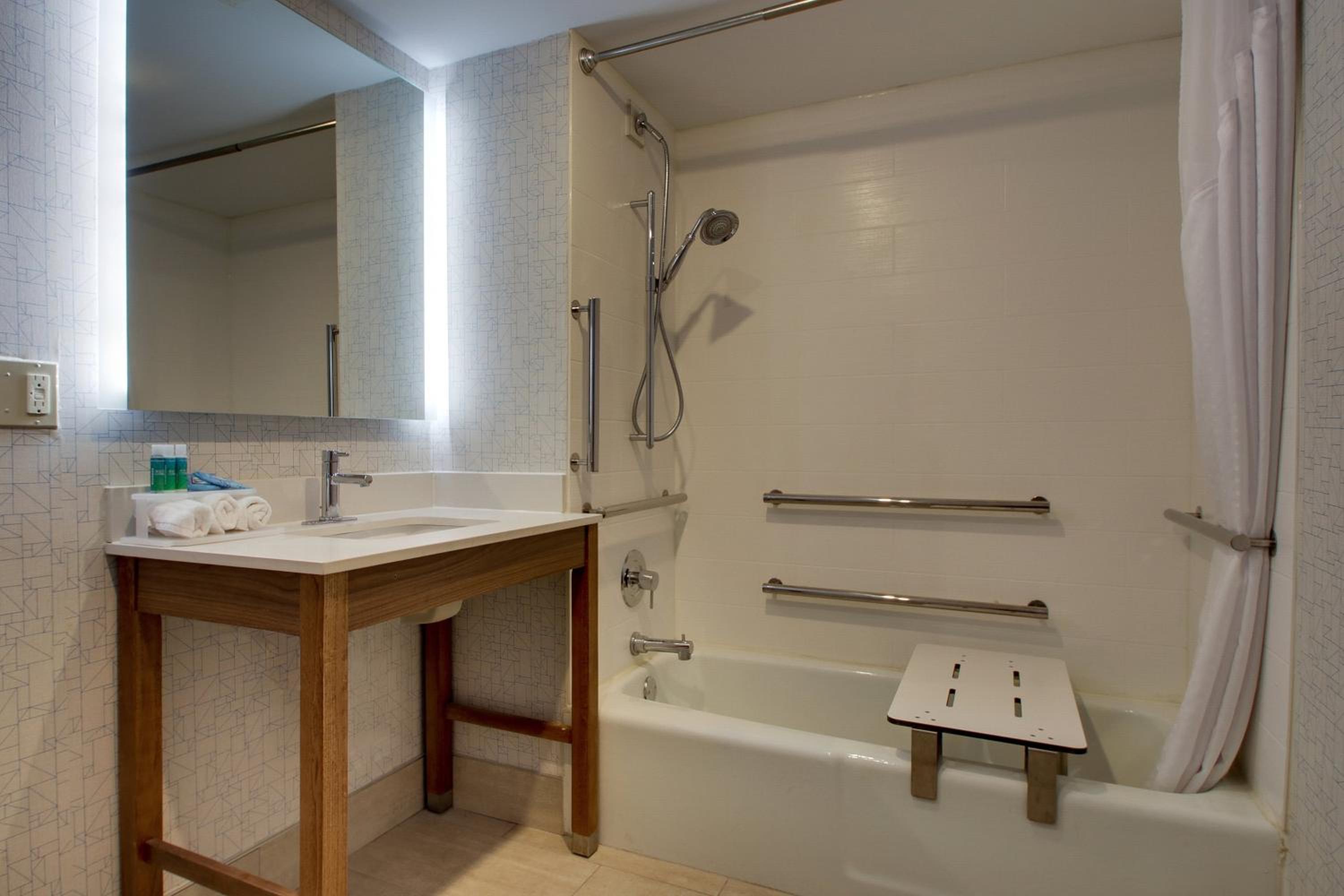King Suite with Mobility Accessible Tub - Non-Smoking - Photo 2