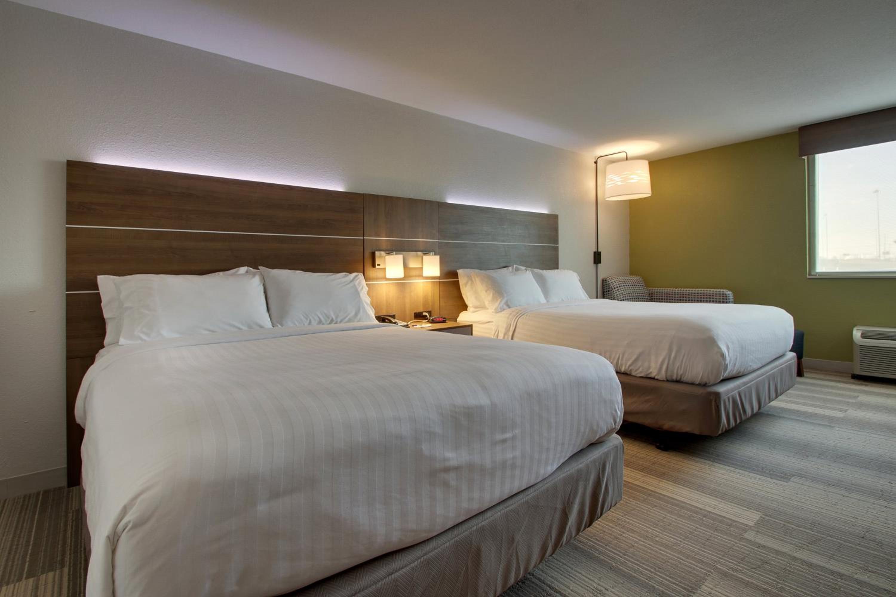 Standard Room with Two Queen Beds - Photo 2