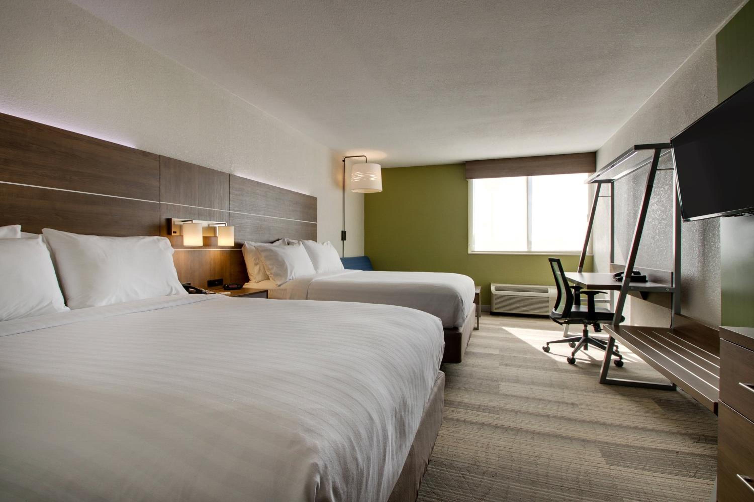 Queen Suite with Two Queen Beds and Sofa Bed - Photo 4