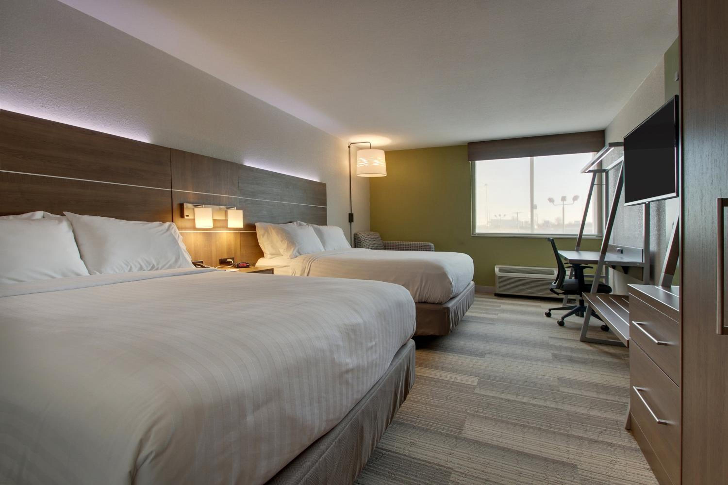 Standard Room with Two Queen Beds - Photo 11