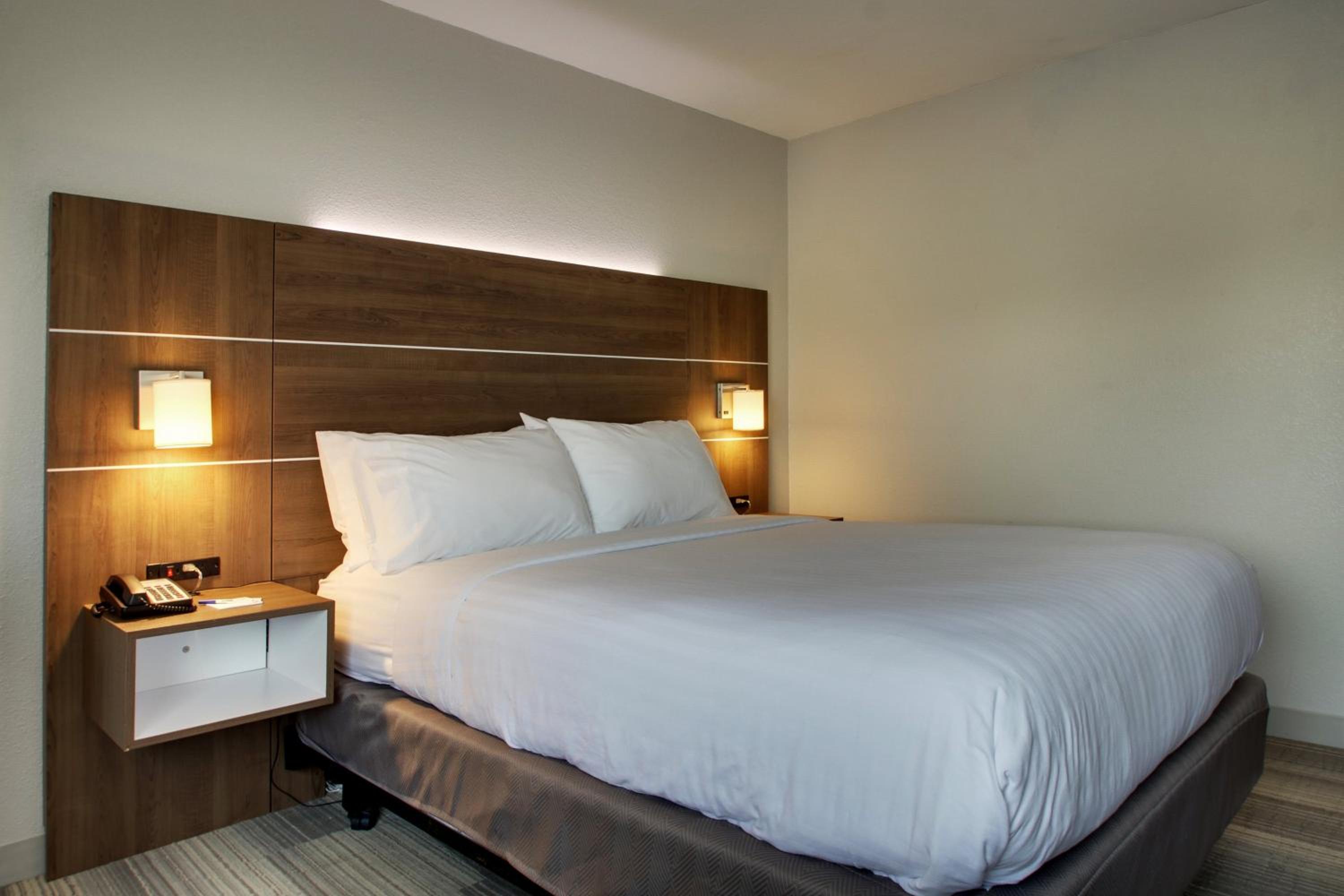 Standard King Room - Photo 5