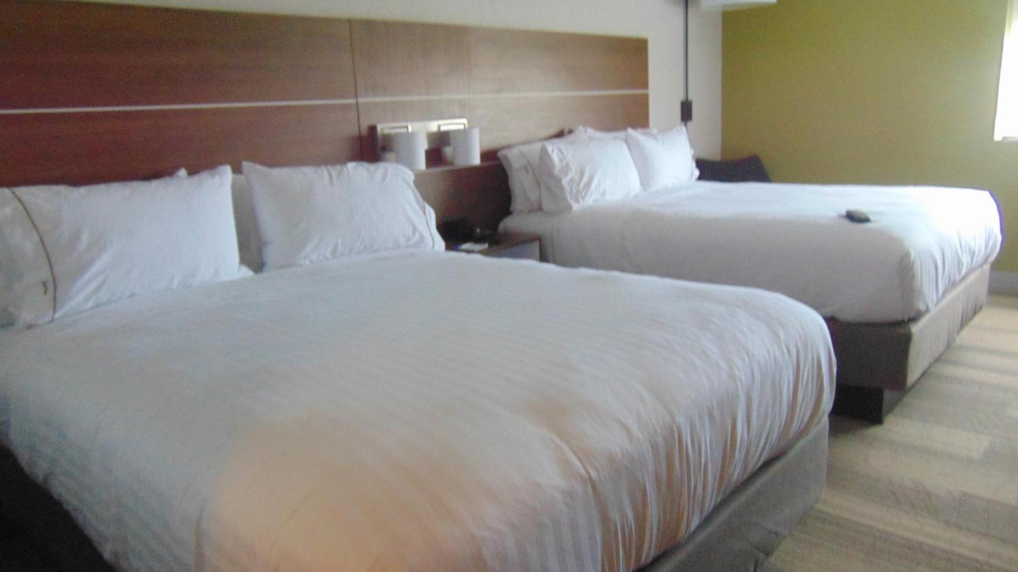 Queen Suite with Two Queen Beds and Sofa Bed - Photo 5