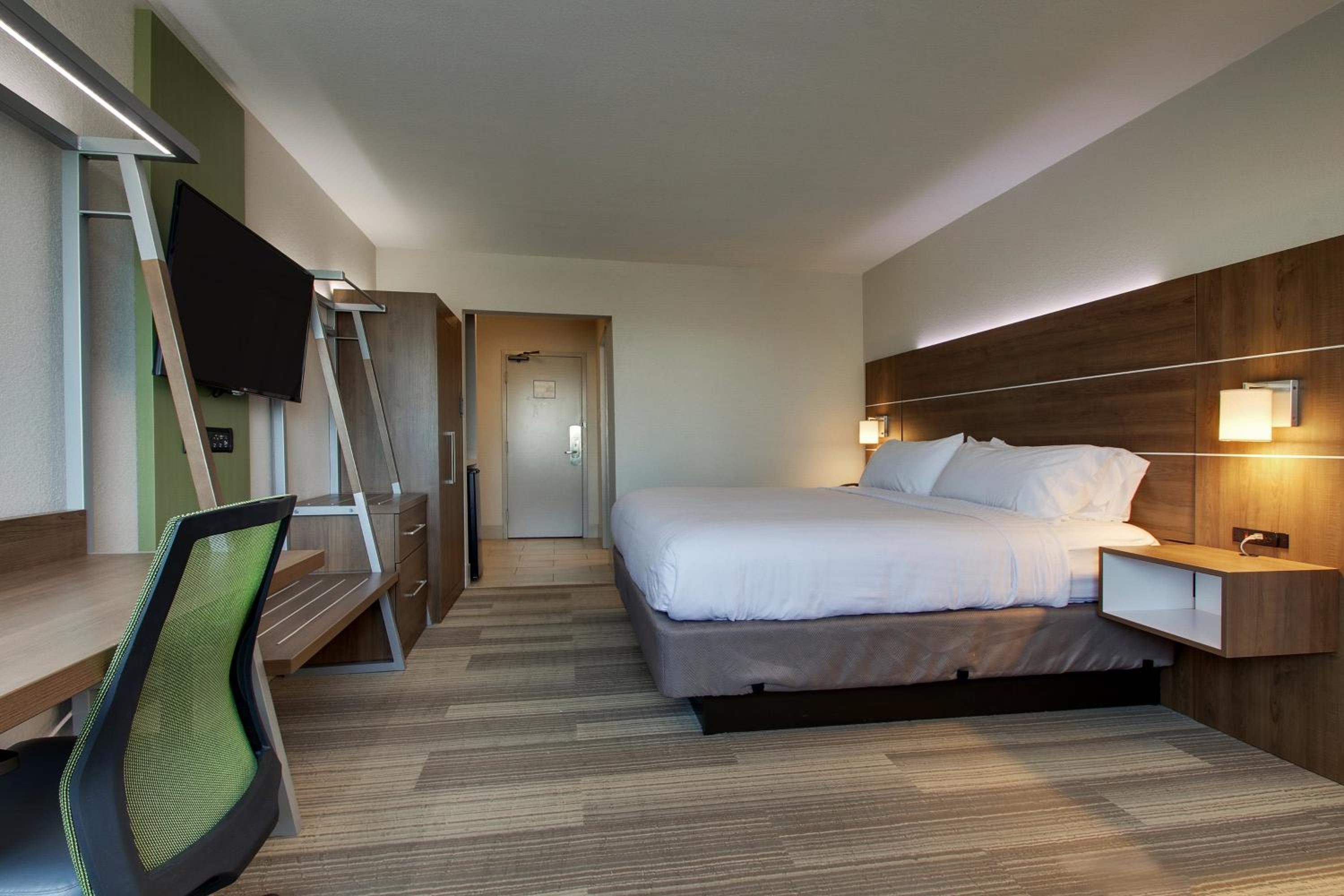 Standard King Room - Photo 3