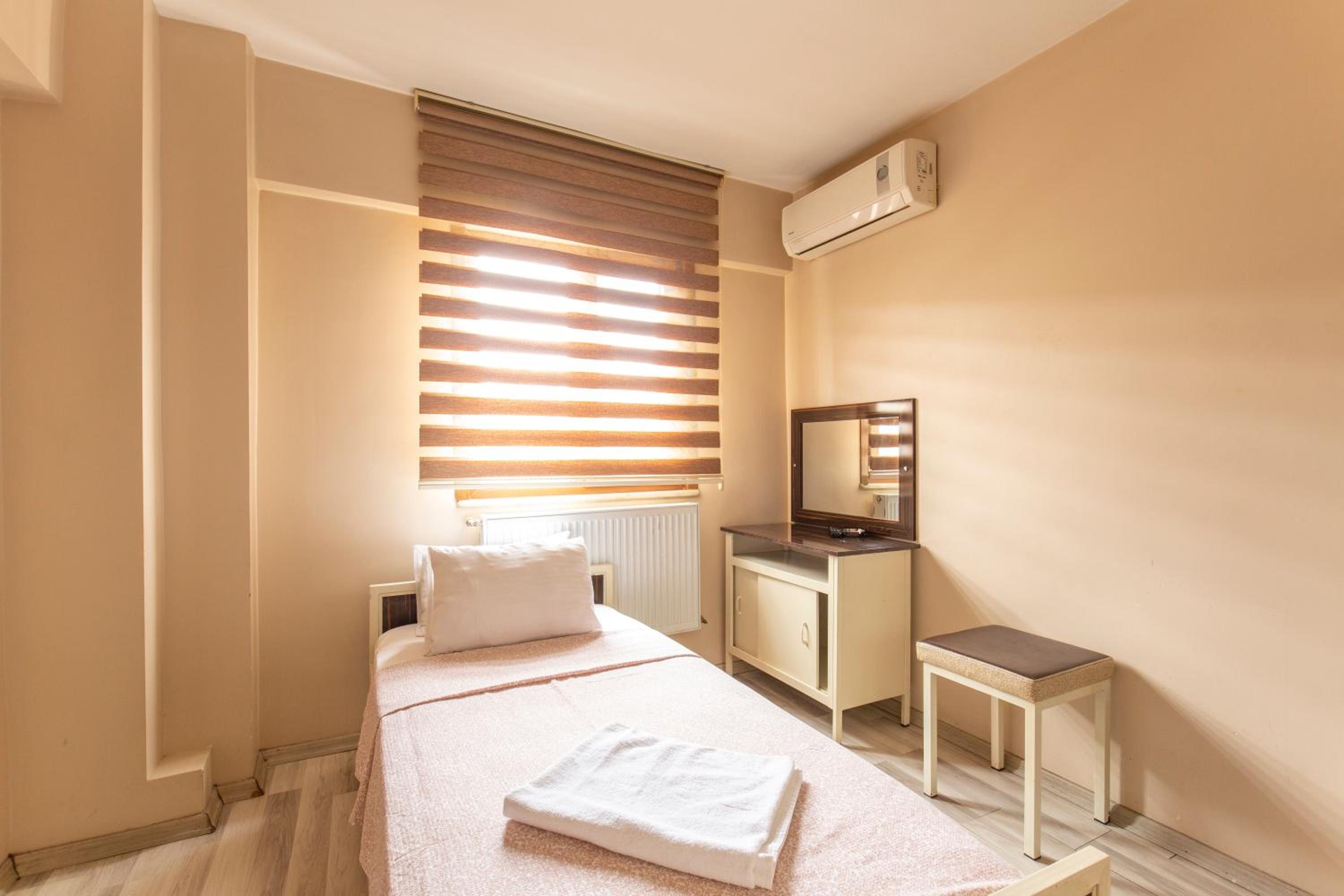 Single Room with Private Bathroom photo 1