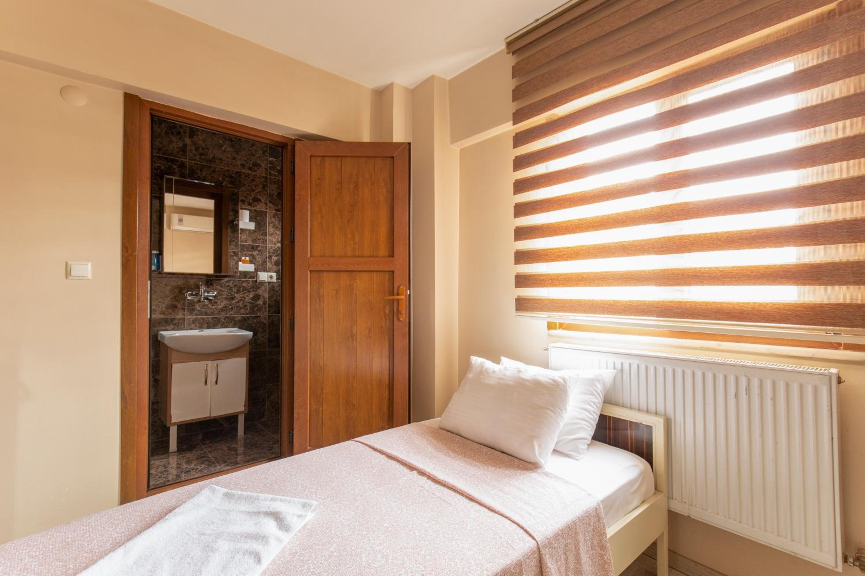 Single Room with Private Bathroom photo 3