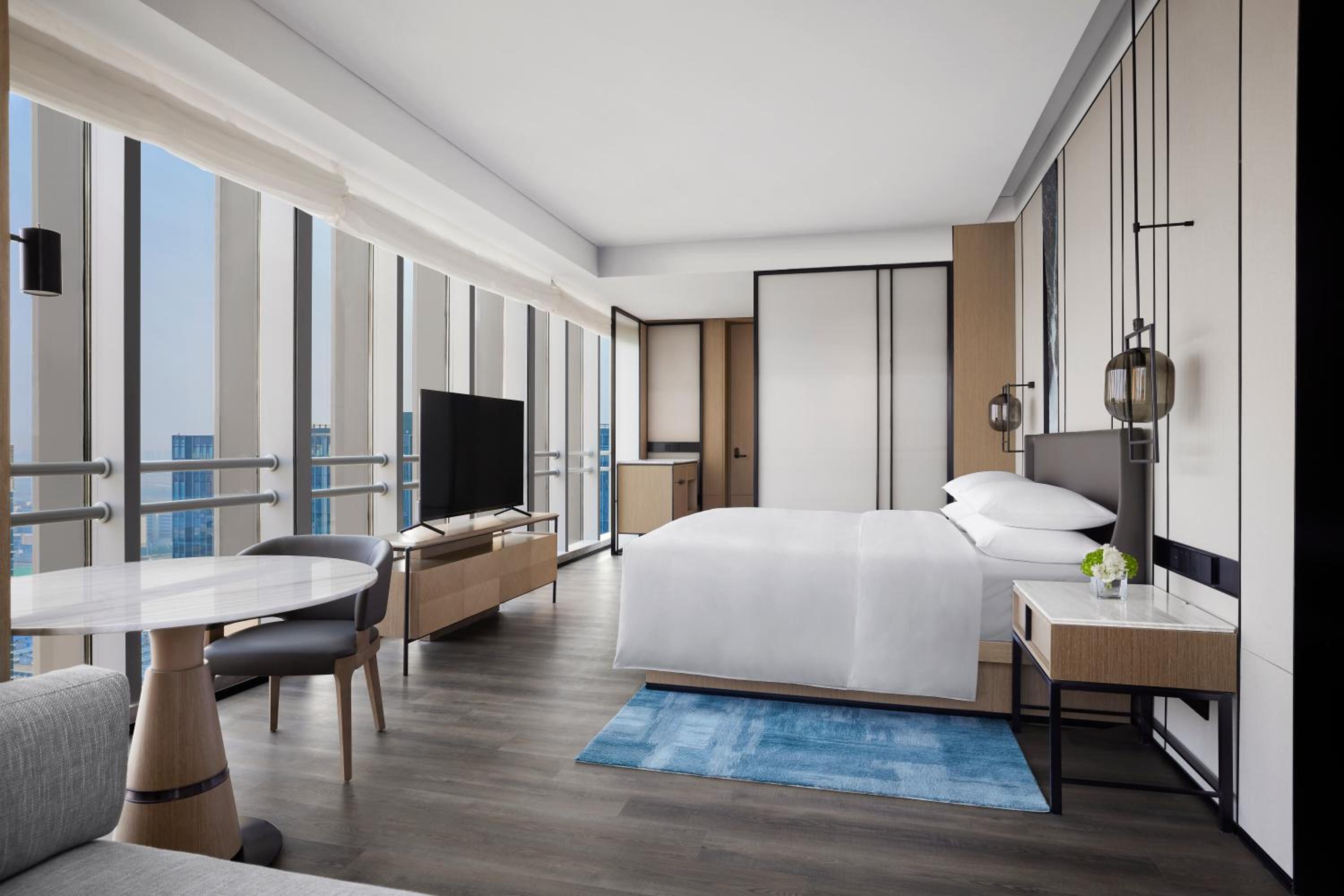 Executive King Room with City View - Club Level