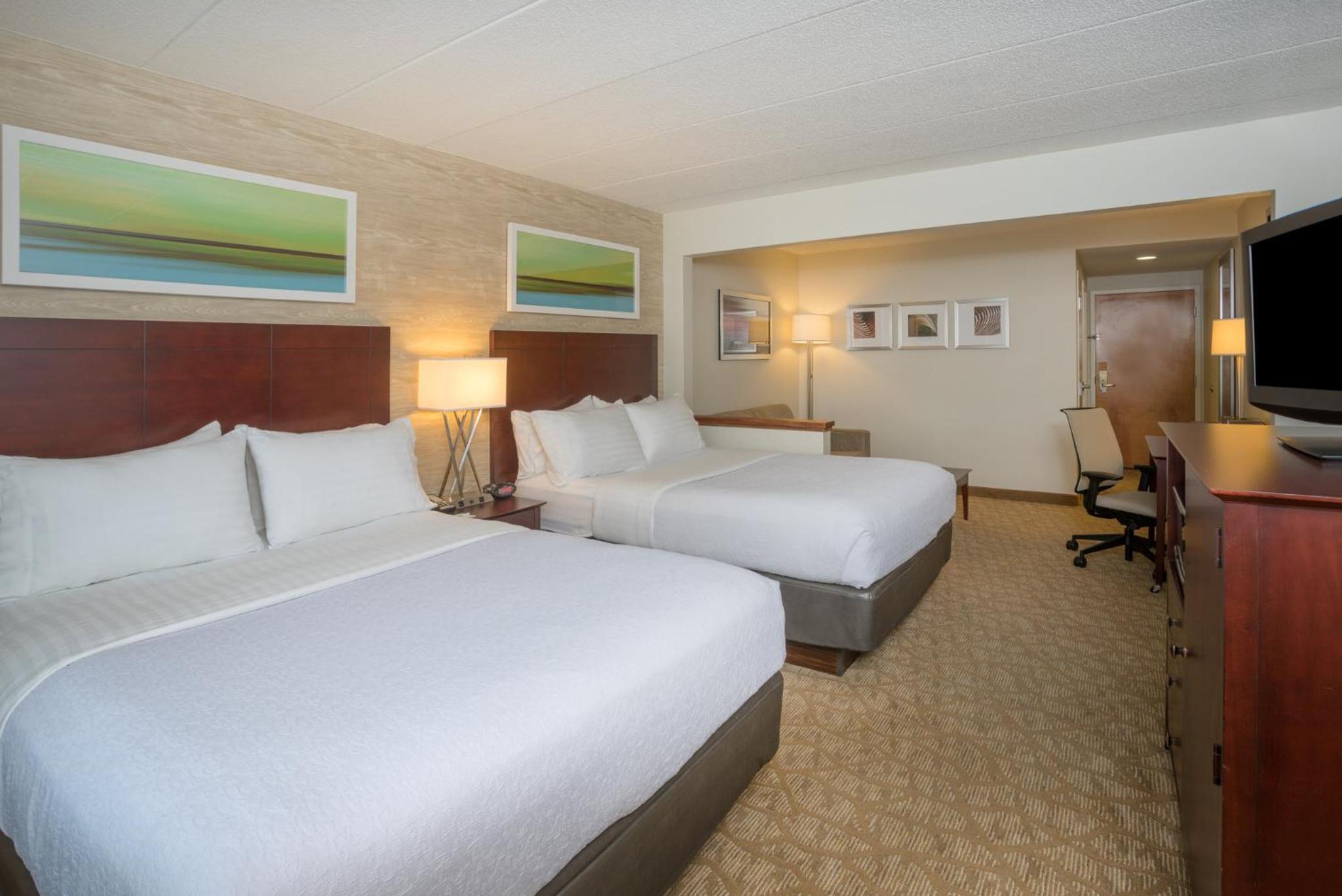 Standard Room with Two Queen Beds - Photo 3
