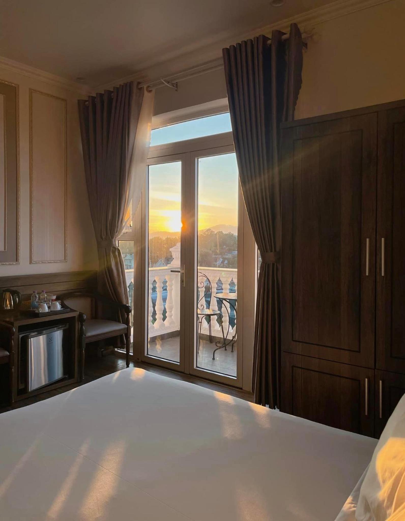 Deluxe Double Room with City View - Photo 13