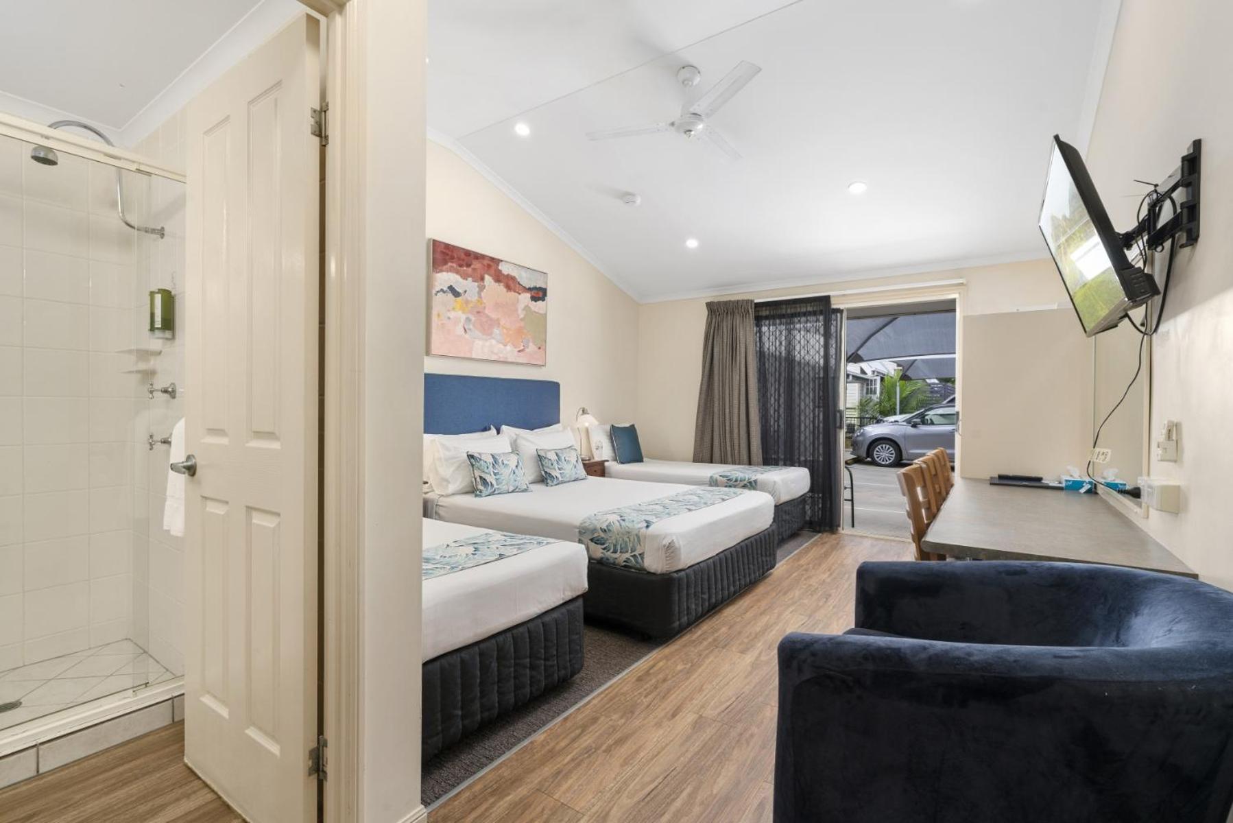 Family Studio (4 Adults)