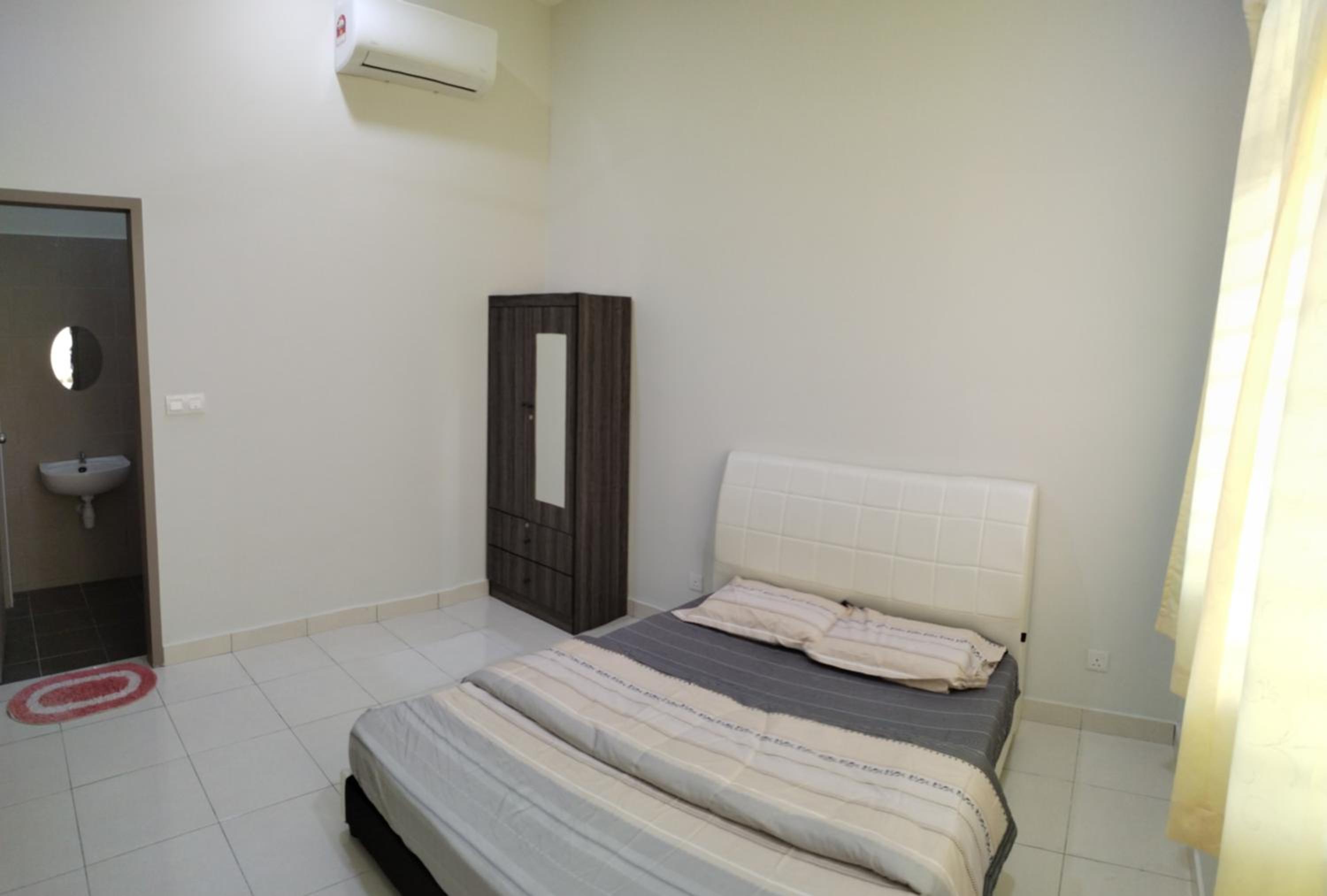 Three-Bedroom House photo 3