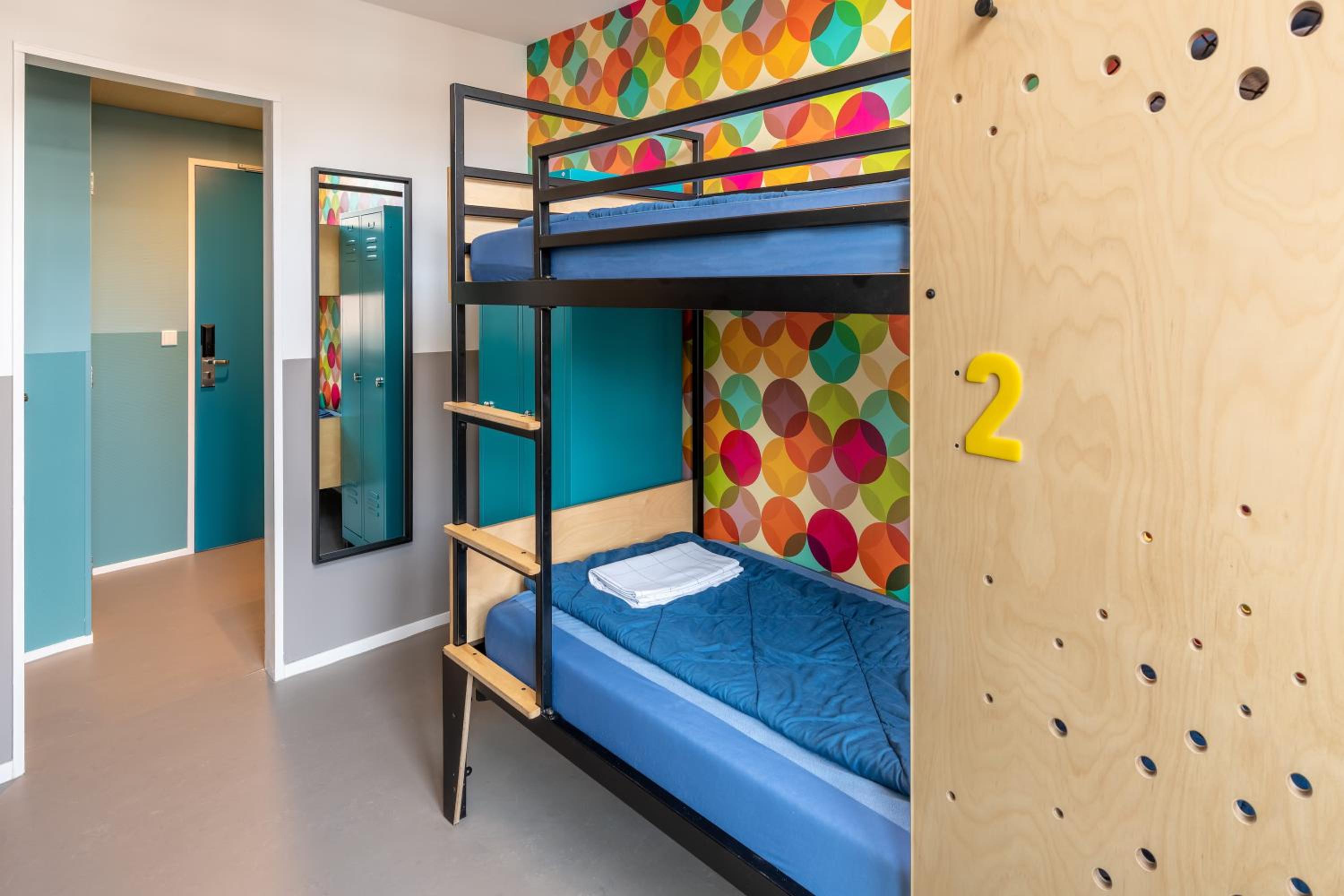 Budget Twin with Bunk Bed and Private Bathroom with Shower - Photo 3