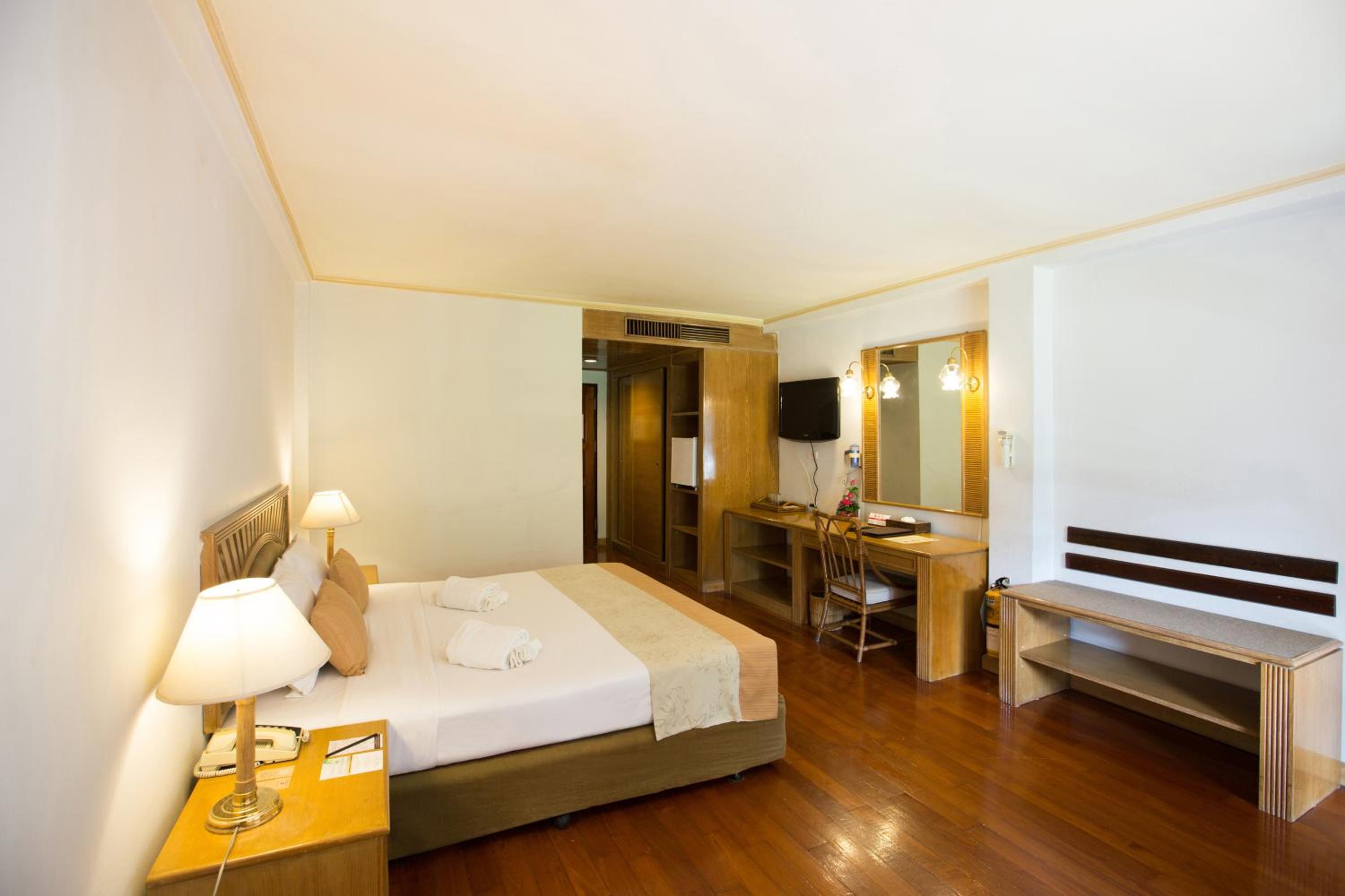 Deluxe Double or Twin Room with Pool View - Photo 6