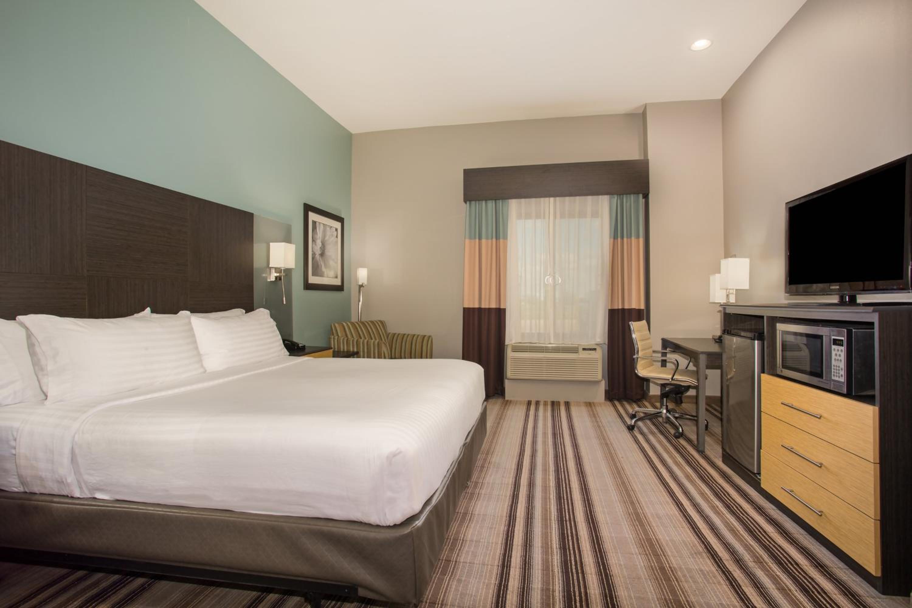 Standard King Room with Mobility Accessible Roll-In Shower - Photo 1