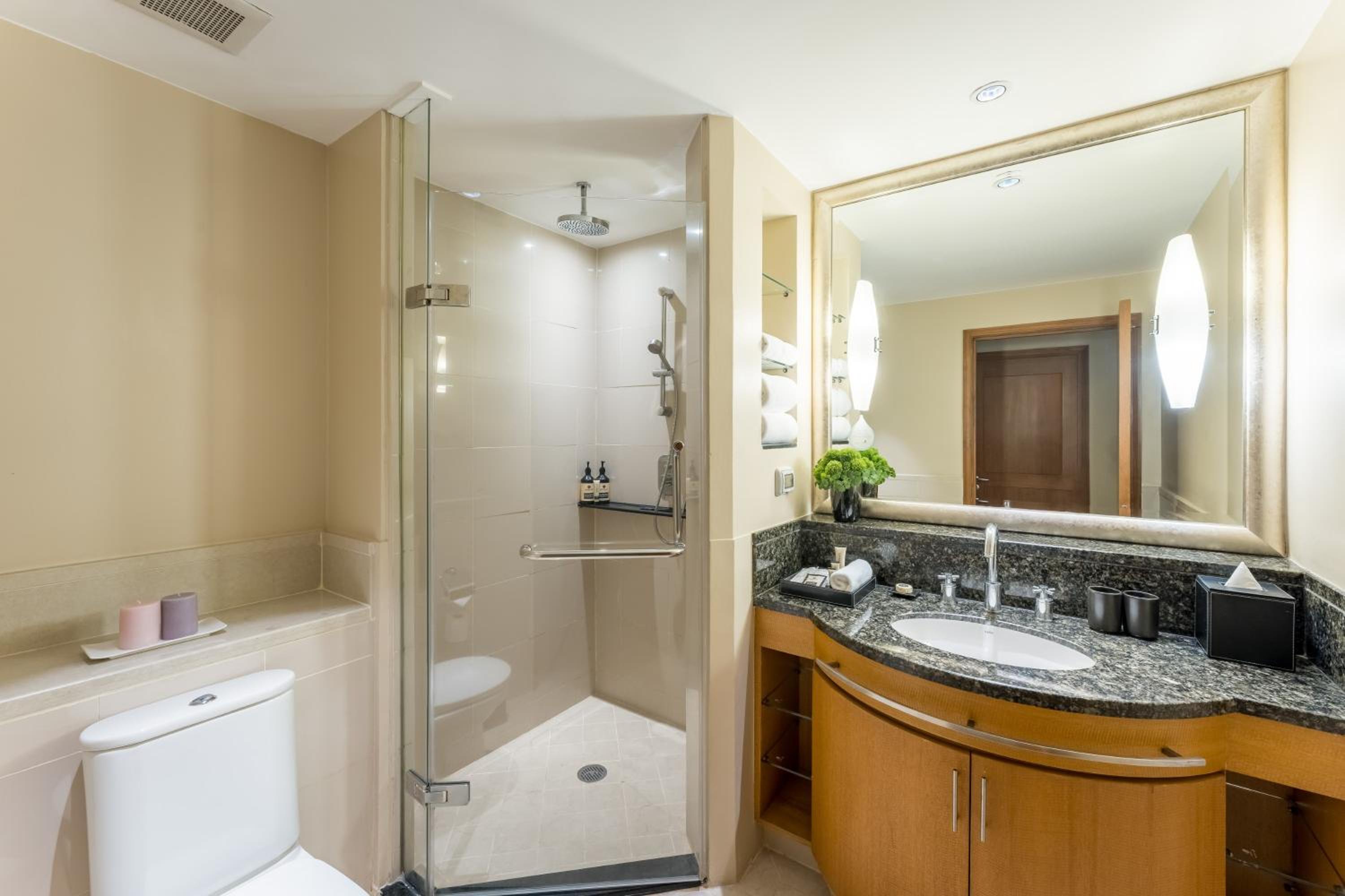 Deluxe Two-Bedroom Apartment thumbnail 5