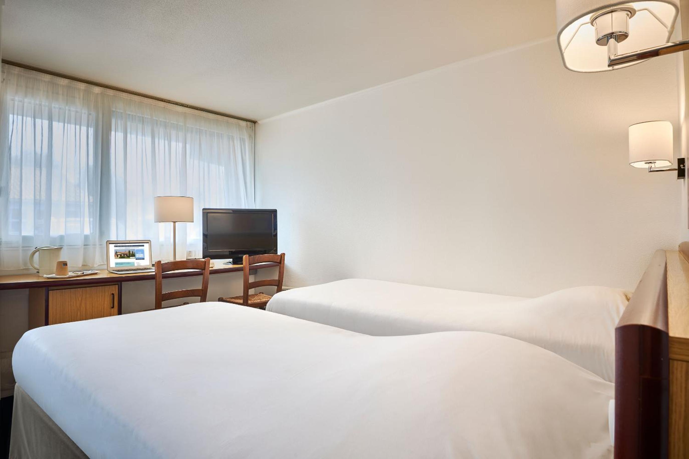 Standard Twin Room with Sofa Bed photo 3