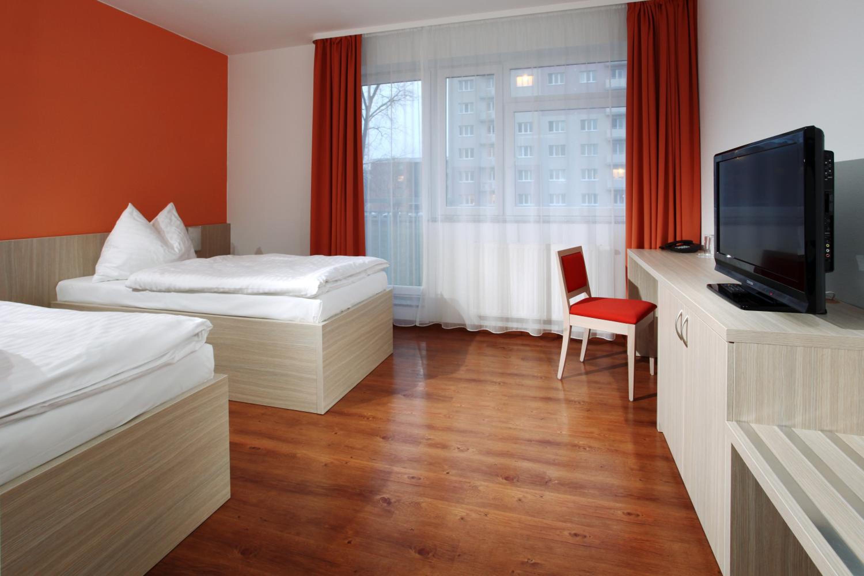 Twin Room with Private Bathroom photo 2
