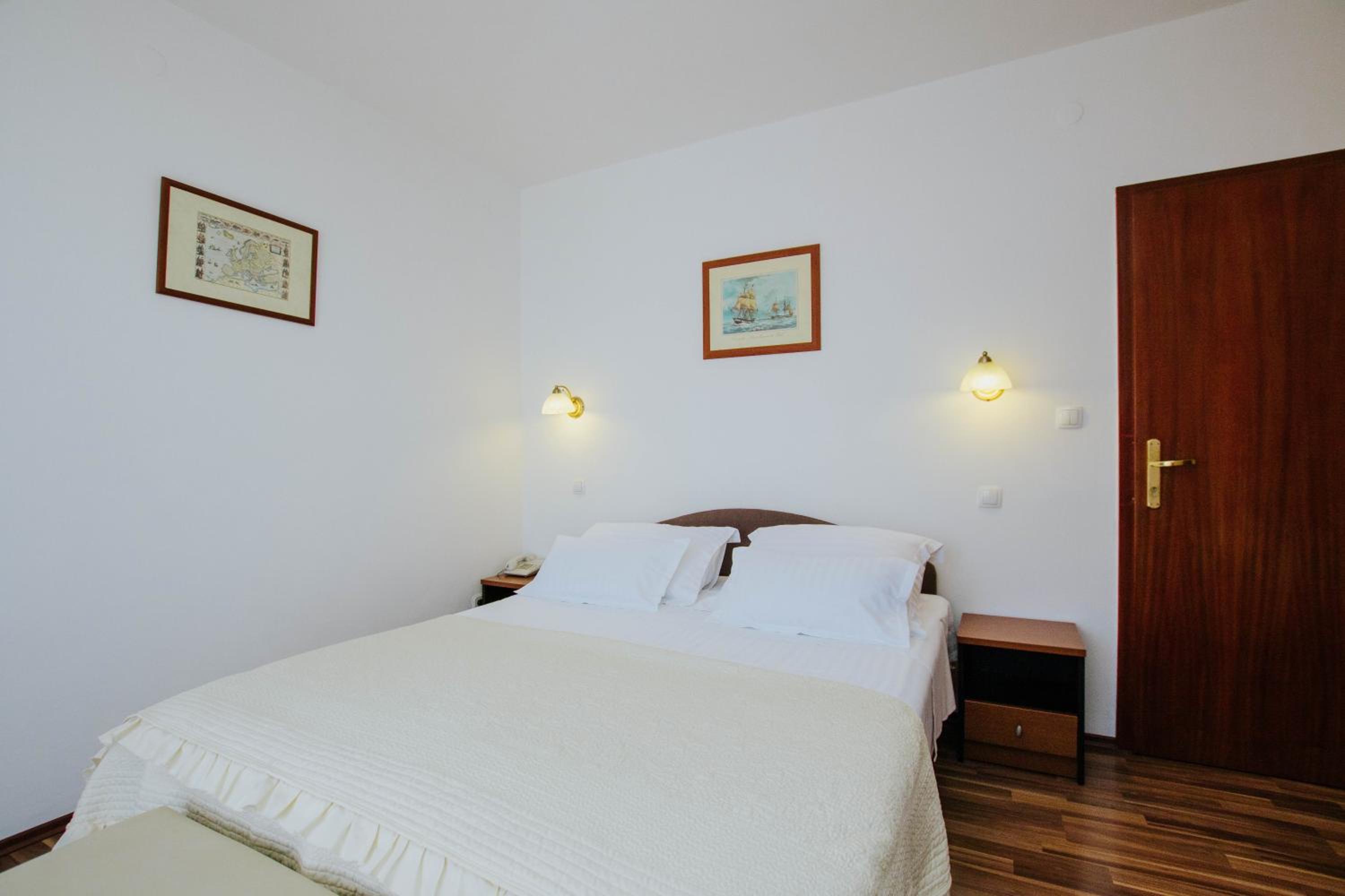 Standard Double or Twin Room with Balcony - Photo 10