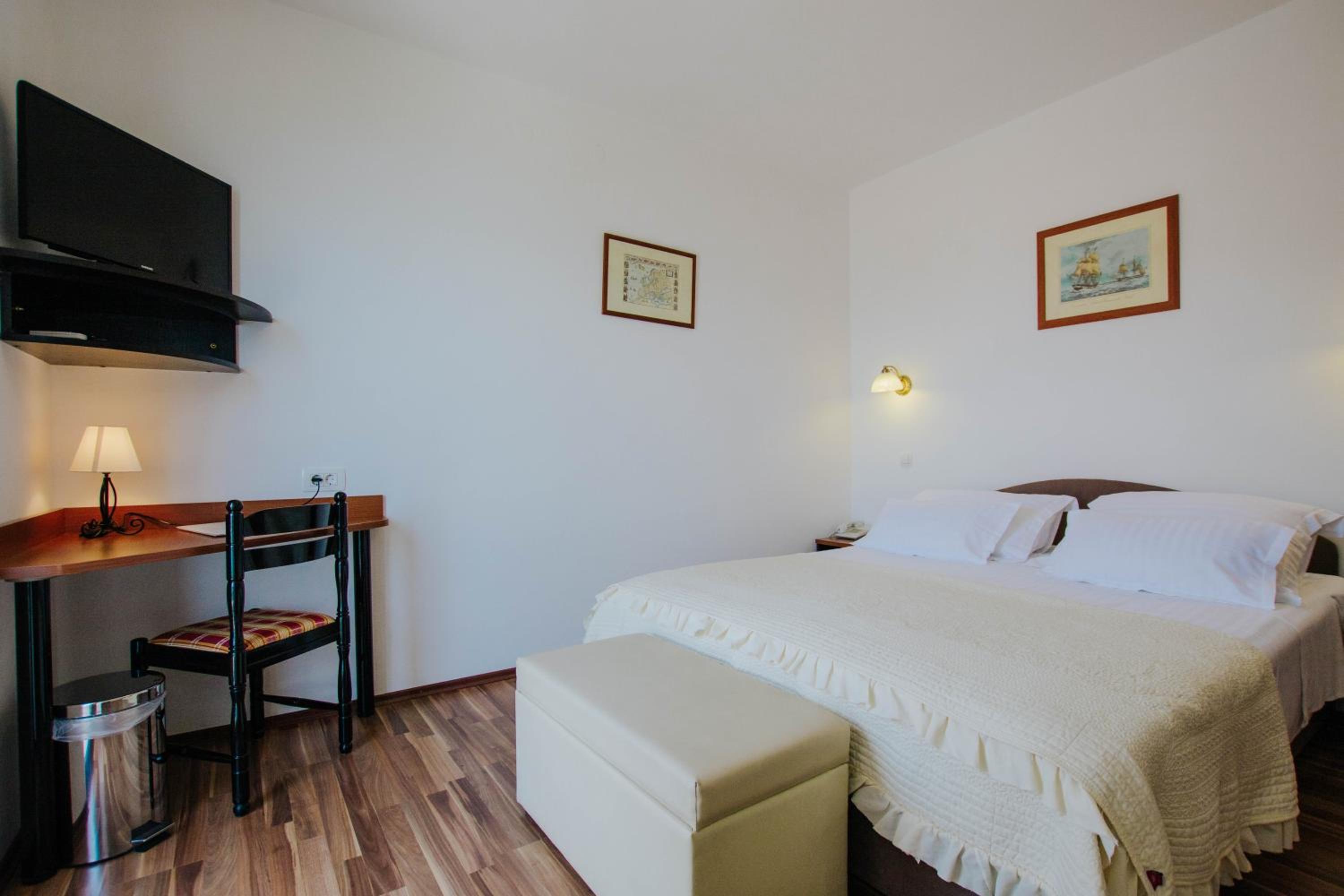 Standard Double or Twin Room with Balcony - Photo 9