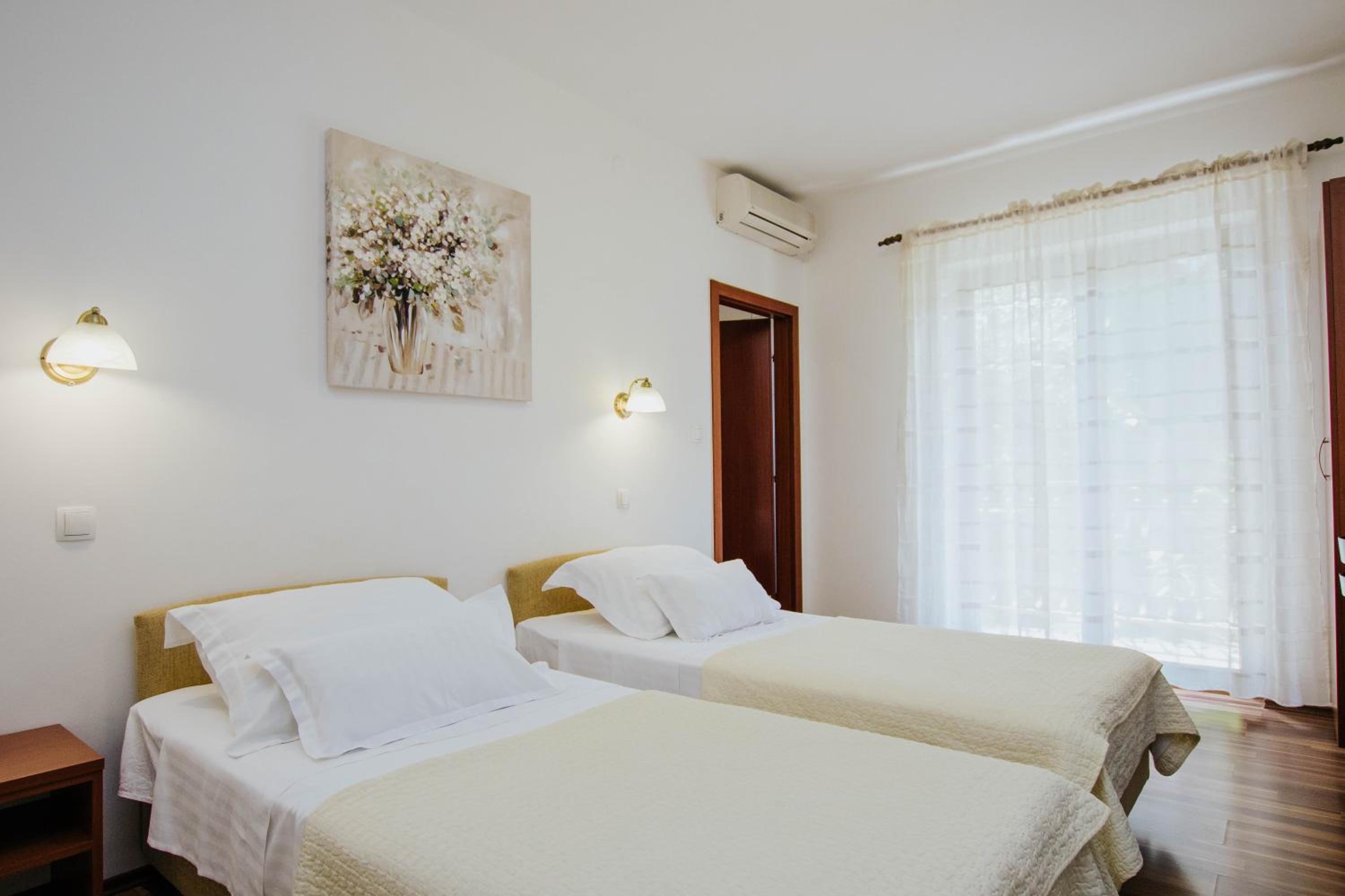 Standard Double or Twin Room with Balcony - Photo 12