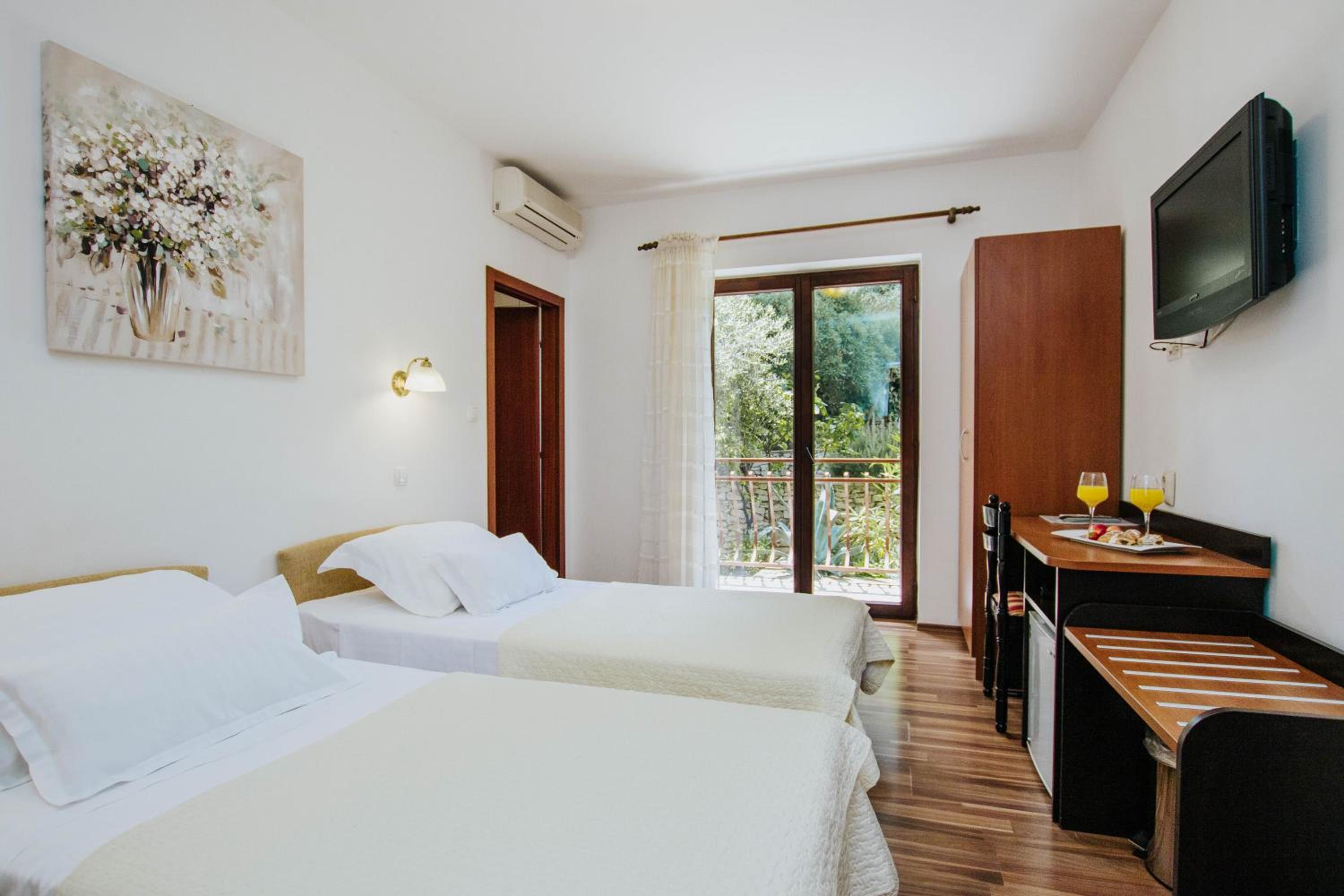 Standard Double or Twin Room with Balcony - Photo 11