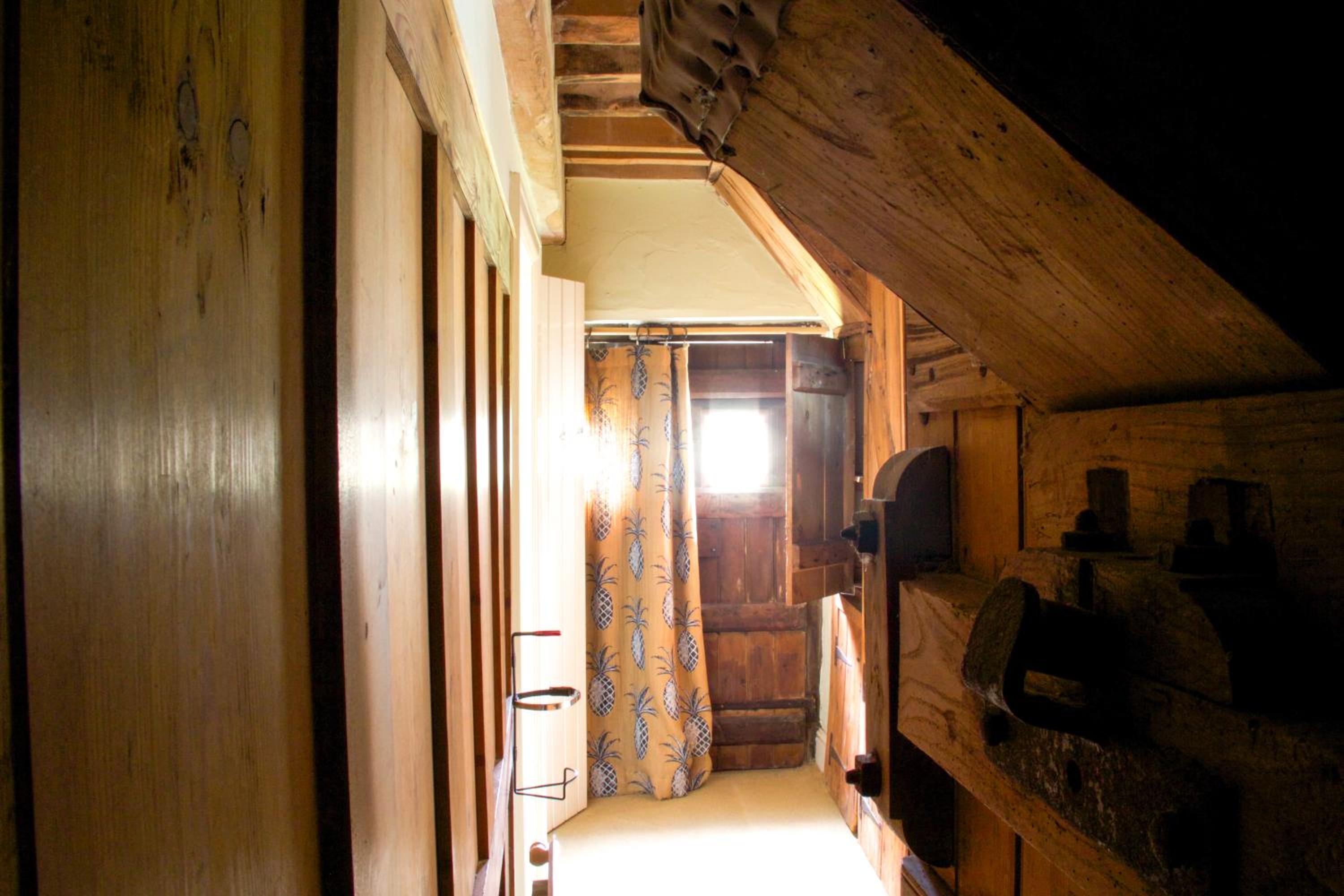 Five-Bedroom House photo 3