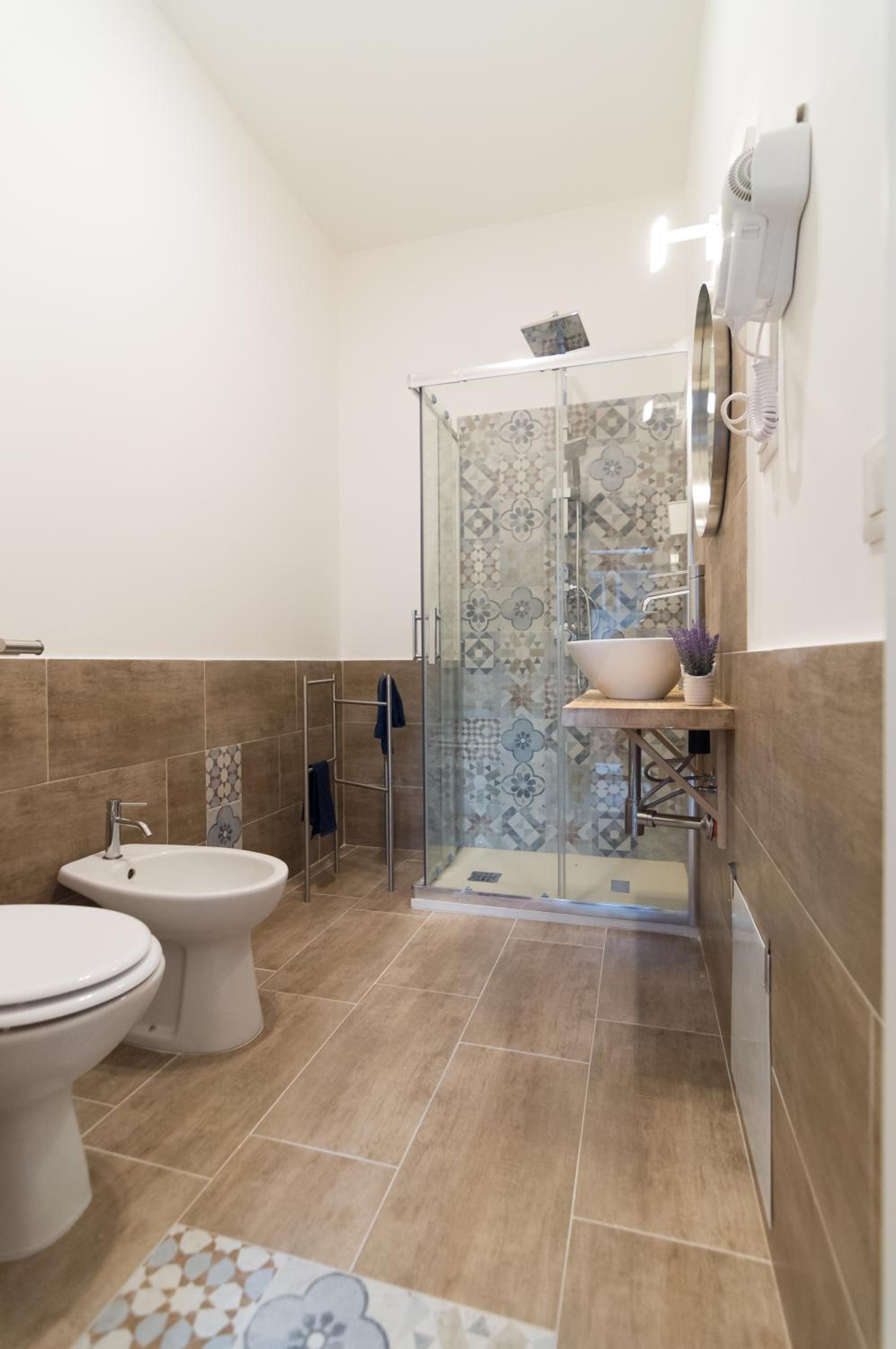 Twin Room with Private Bathroom - Photo 7