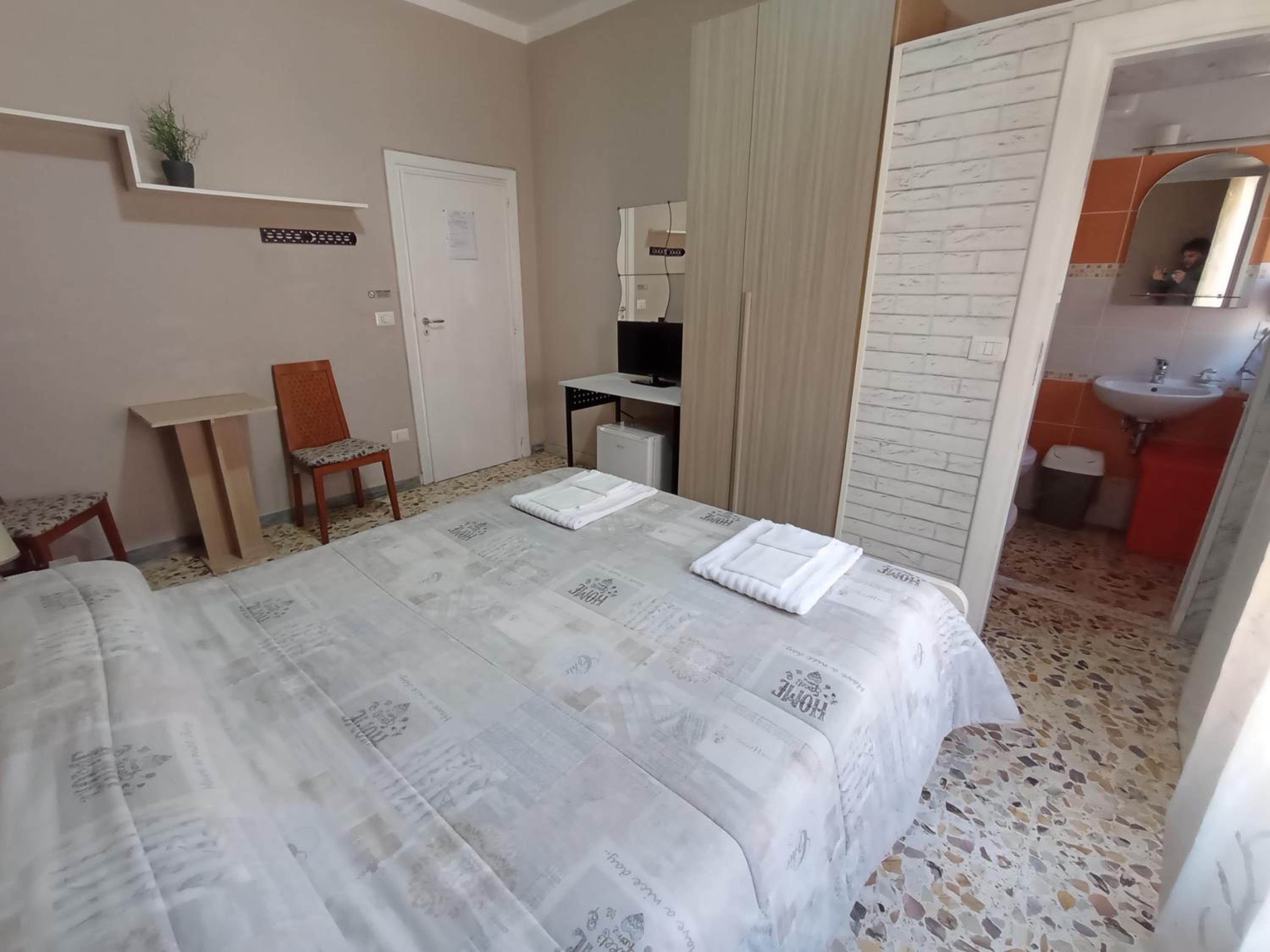Double Room with Private Bathroom photo 2