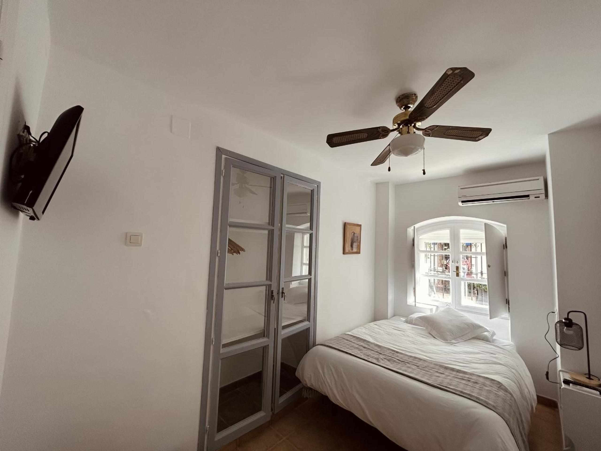 Single Room with Private Bathroom photo 2
