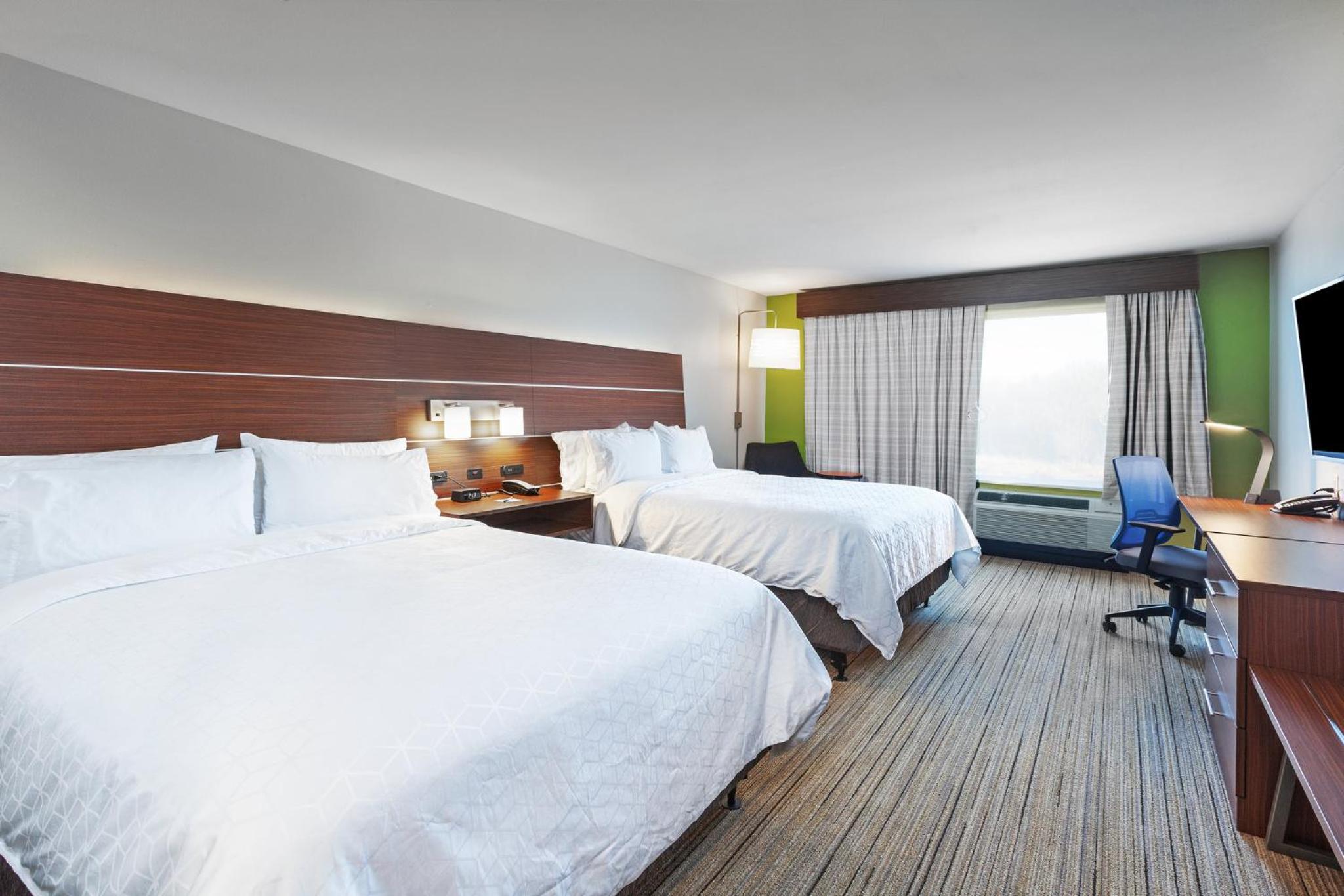Standard Room with Two Queen Beds - Photo 2