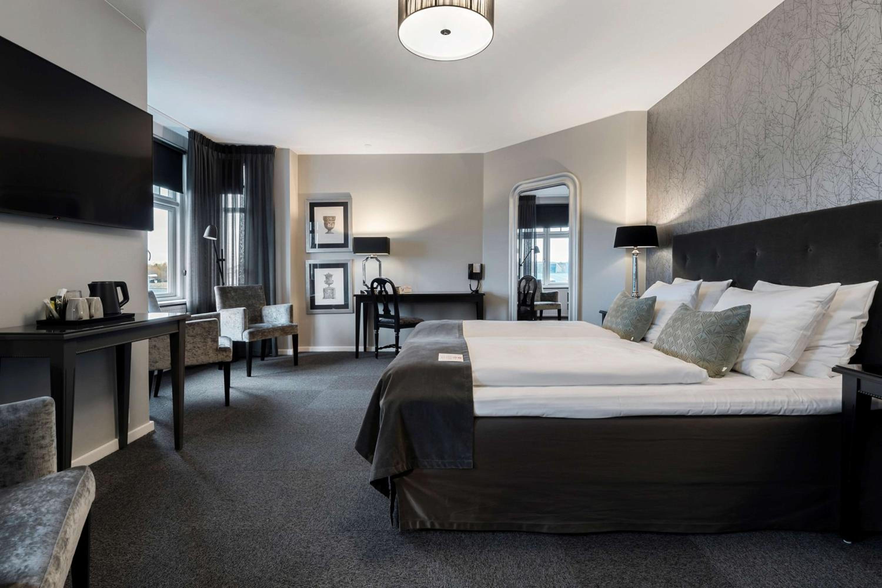 Junior King Suite with Sofa Bed - Photo 1