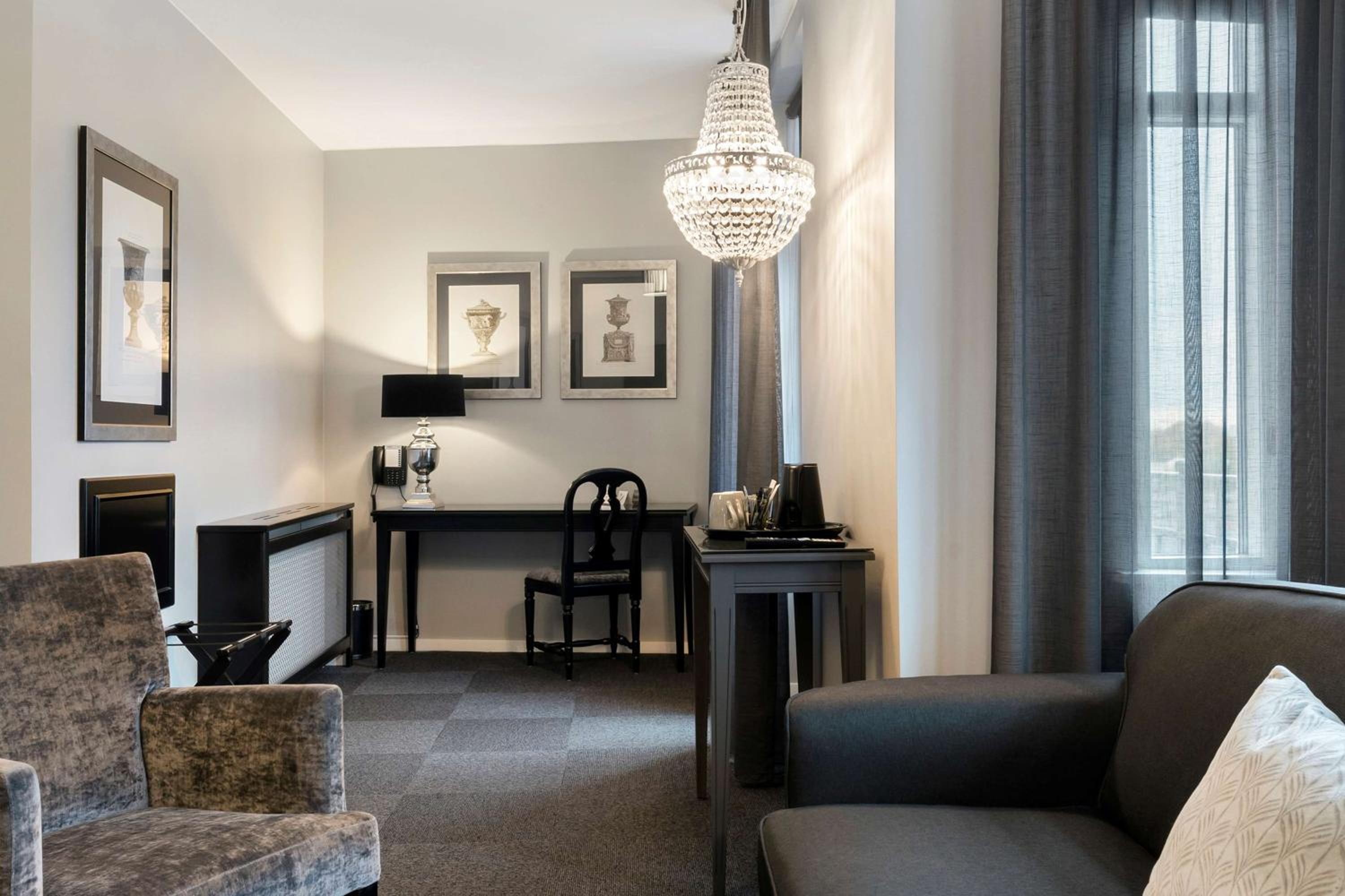 Junior King Suite with Sofa Bed - Photo 5