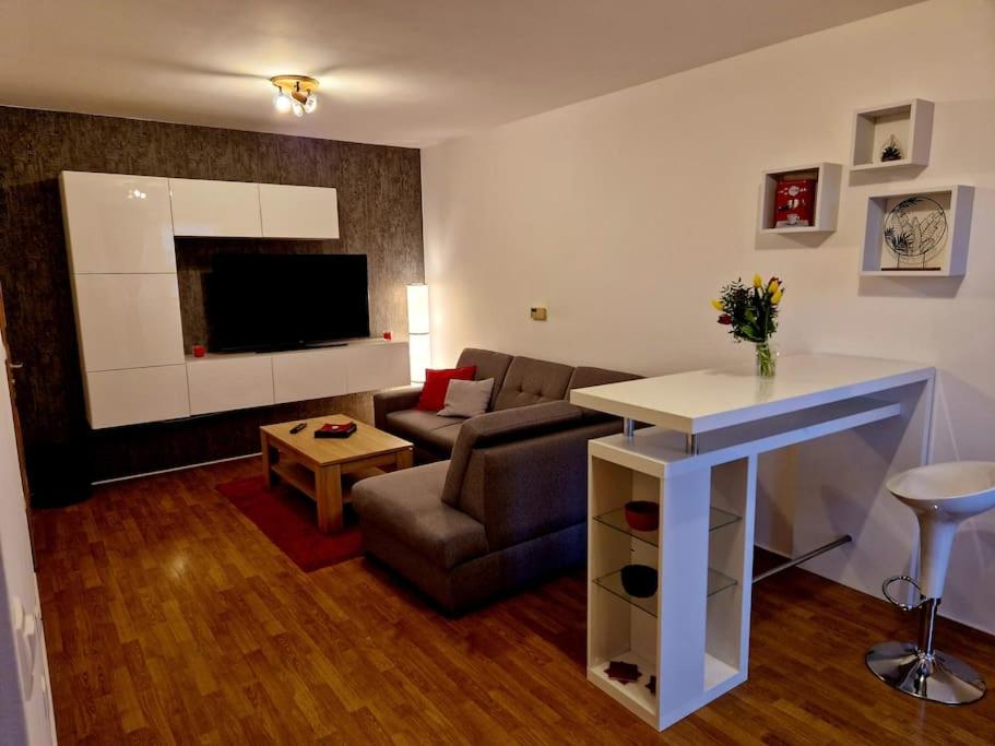 One-Bedroom Apartment photo 1
