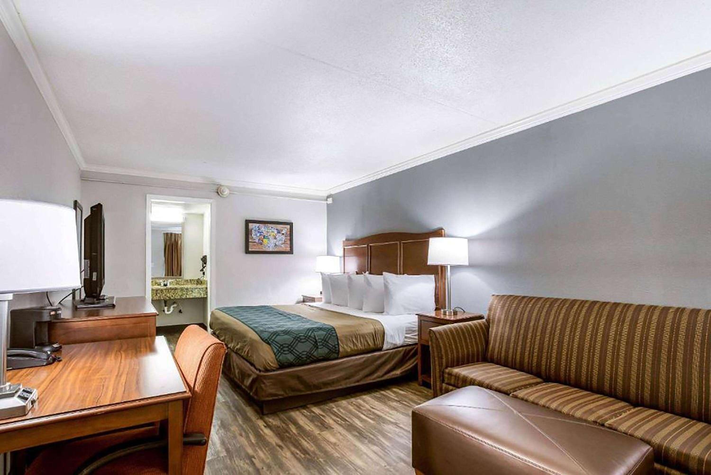 Deluxe King Room - Non-Smoking - Photo 1