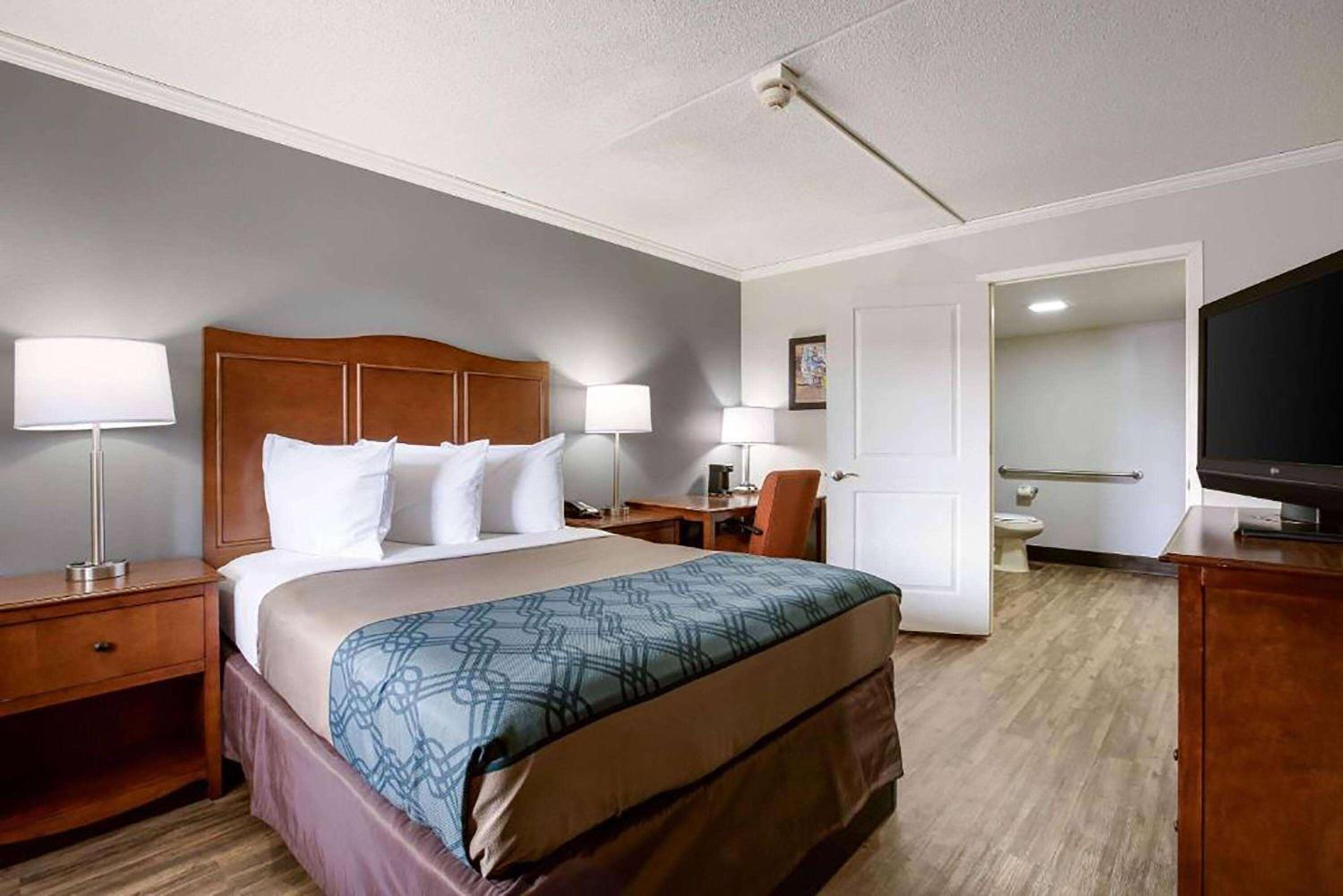 Queen Room with Mobility Access and Bathtub with Grab Bars, Non-Smoking - Photo 5