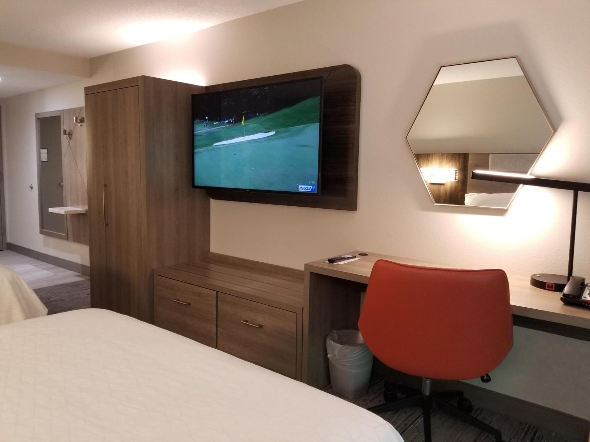Standard Room with Two Queen Beds - Photo 3