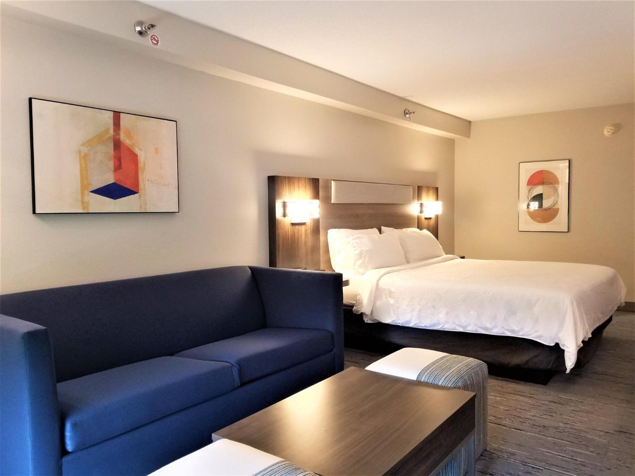 Standard King Room with Sofa Bed - Photo 1