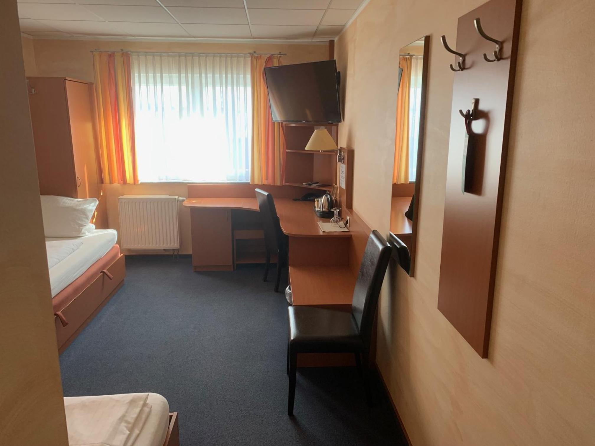 Standard Twin Room - Photo 2