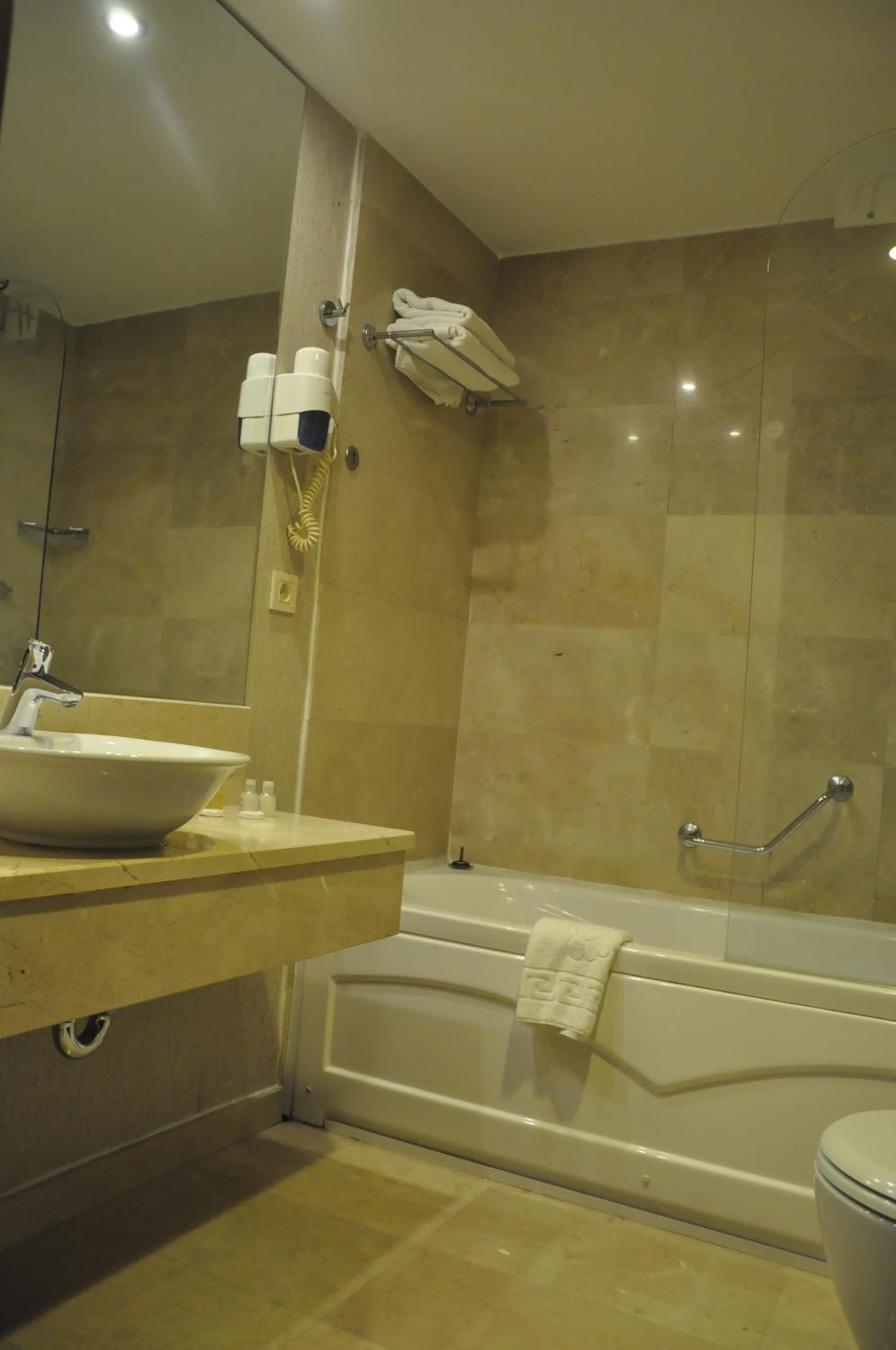 Standard Twin Room - Photo 3