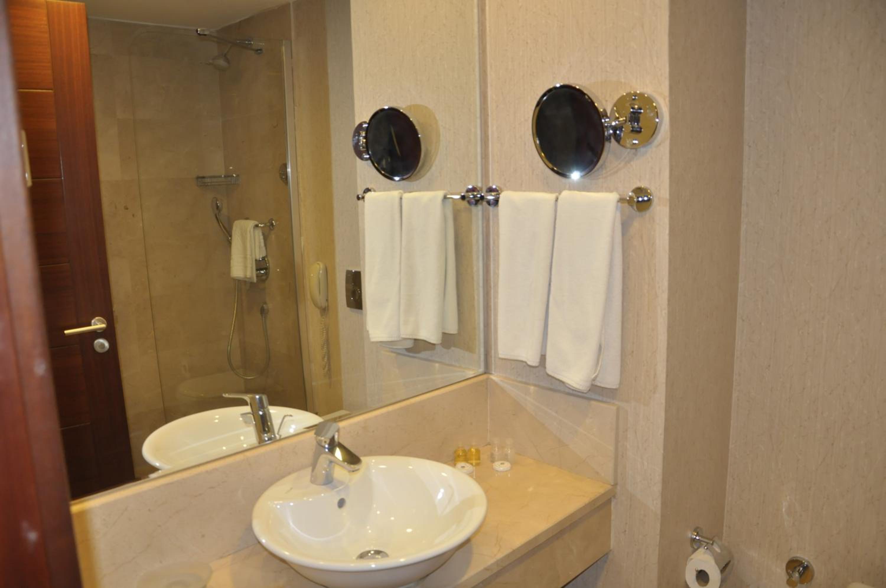Standard Twin Room - Photo 2