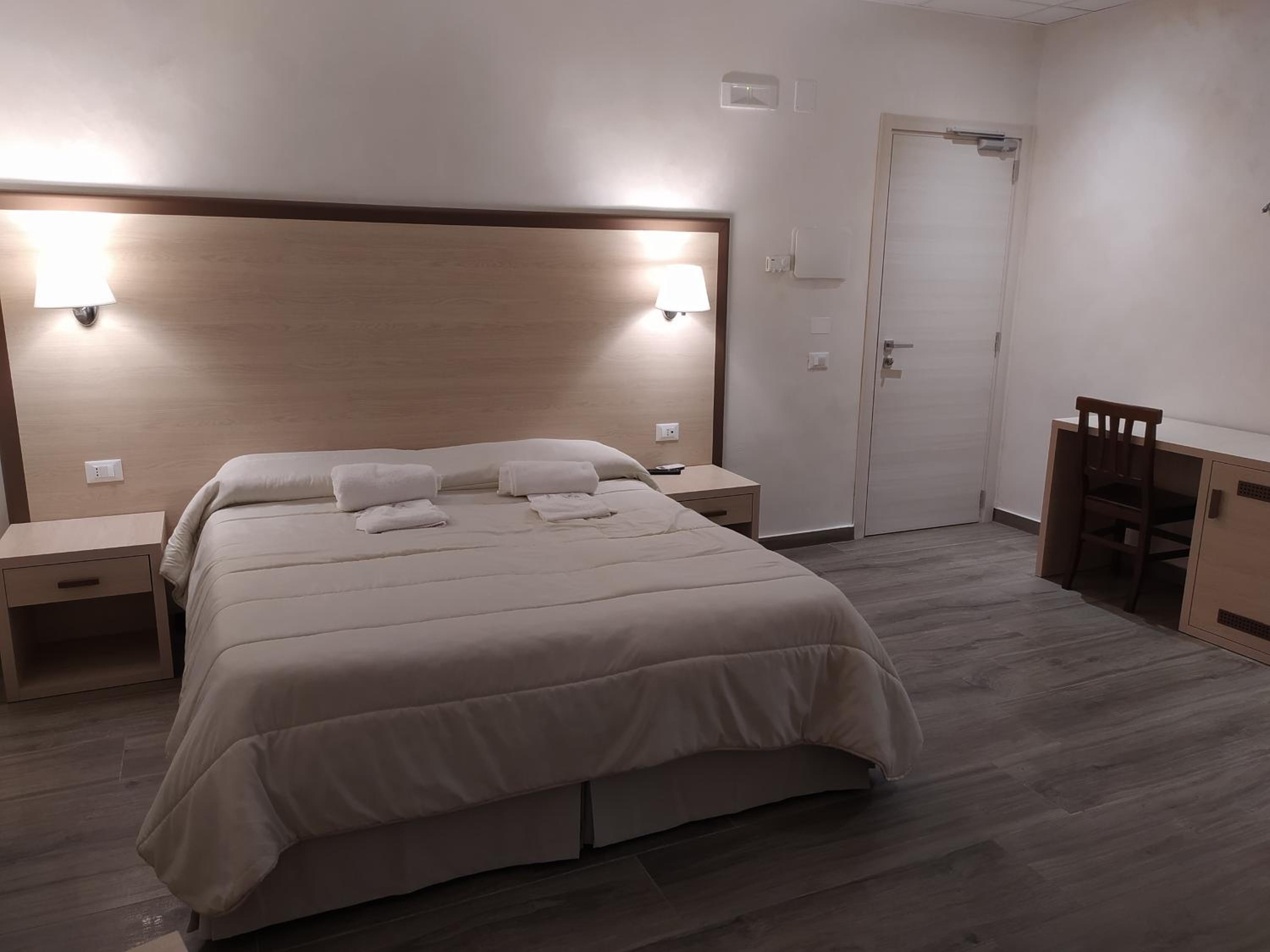 Double Room - Photo 2