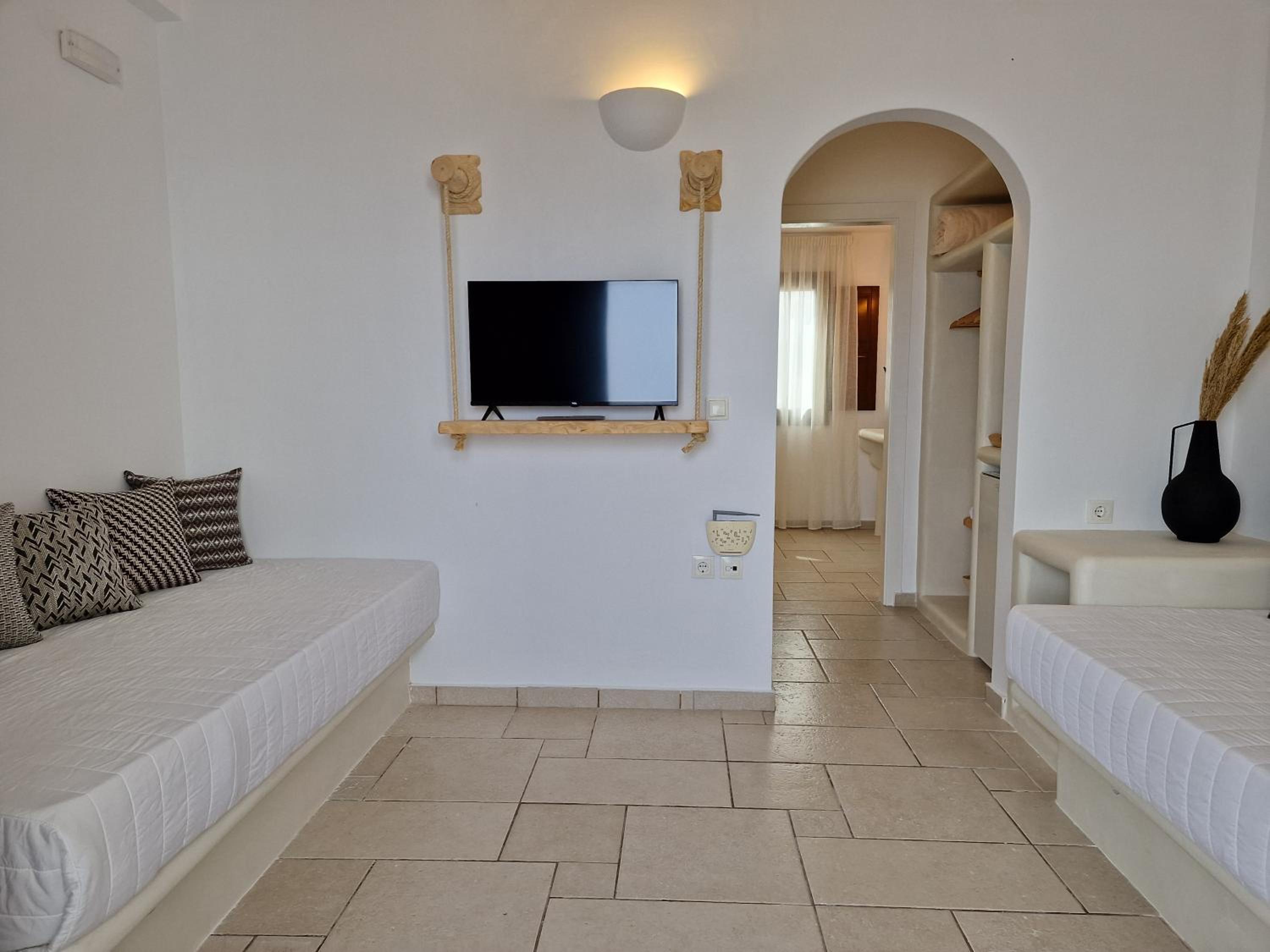 Suite with Shared Pool and Sea View - Photo 13