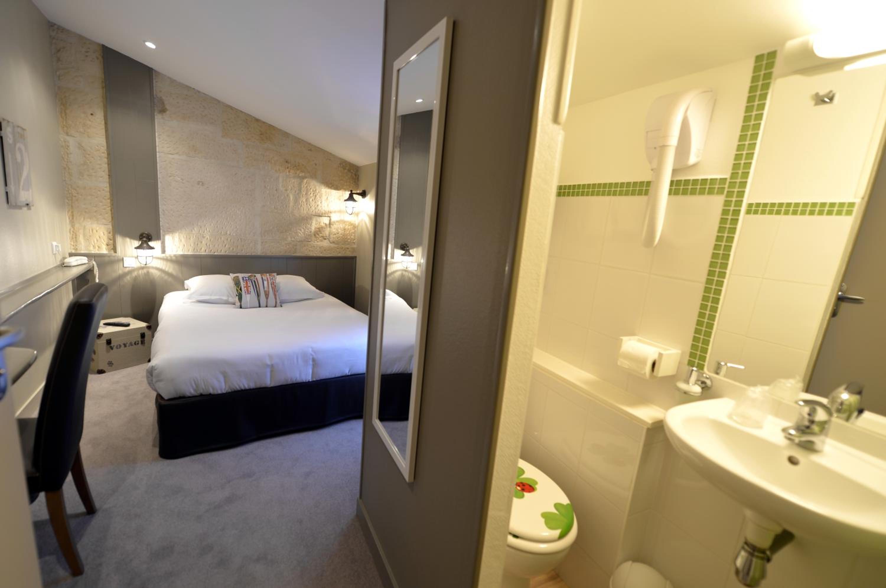 Single Room with Private Bathroom photo 1