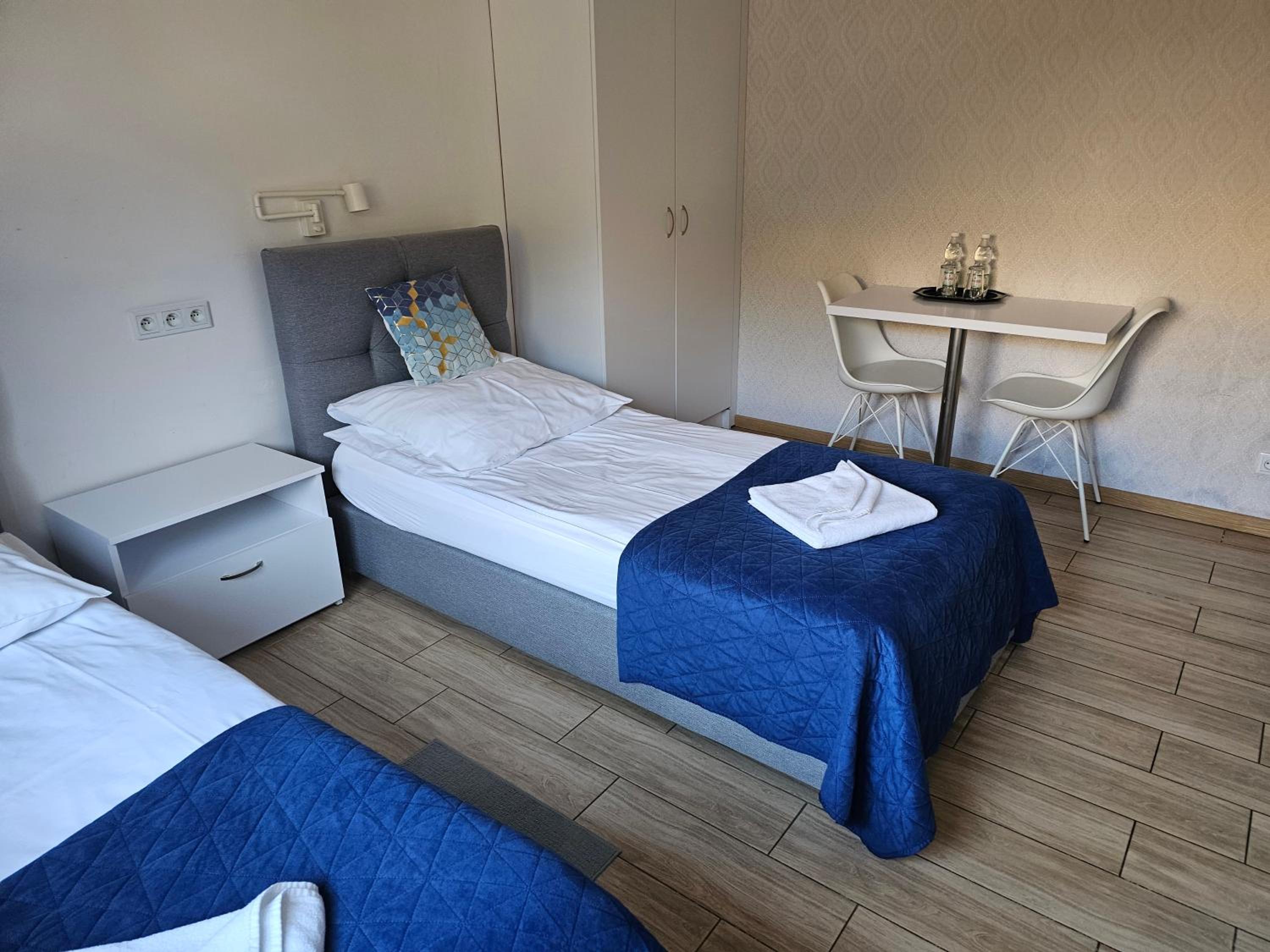 Standard Twin Room - Photo 8