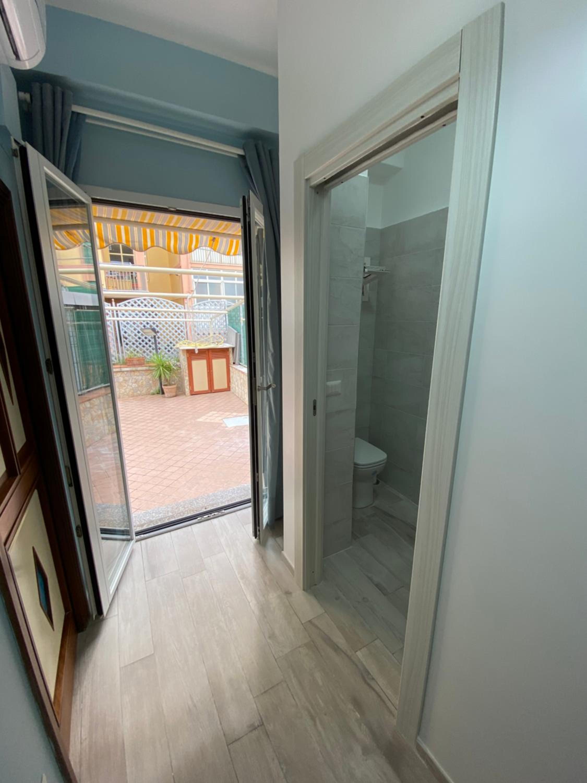 Twin Room with Private Bathroom - Photo 10